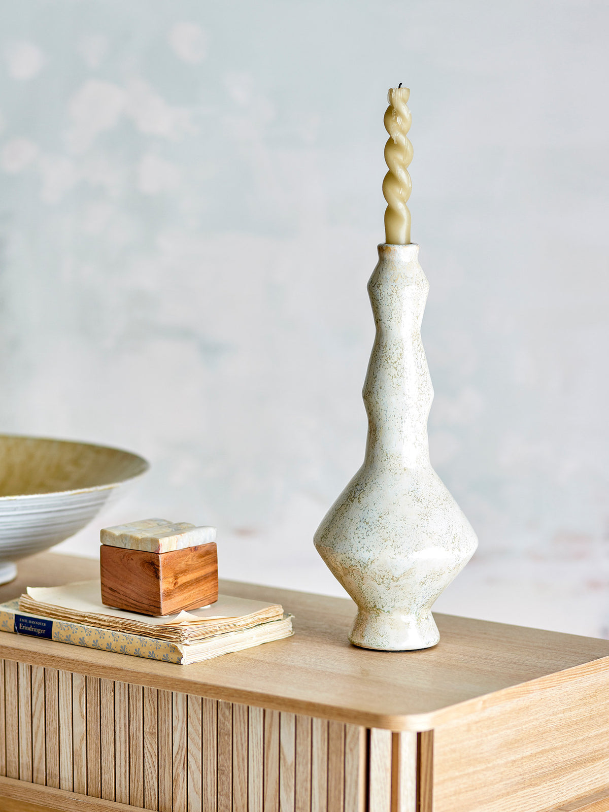 Bancroft Kerzenhalter, Weiss, Terrakotta in Weiss präsentiert im Onlineshop von KAQTU Design AG. Kerzenständer ist von Bloomingville