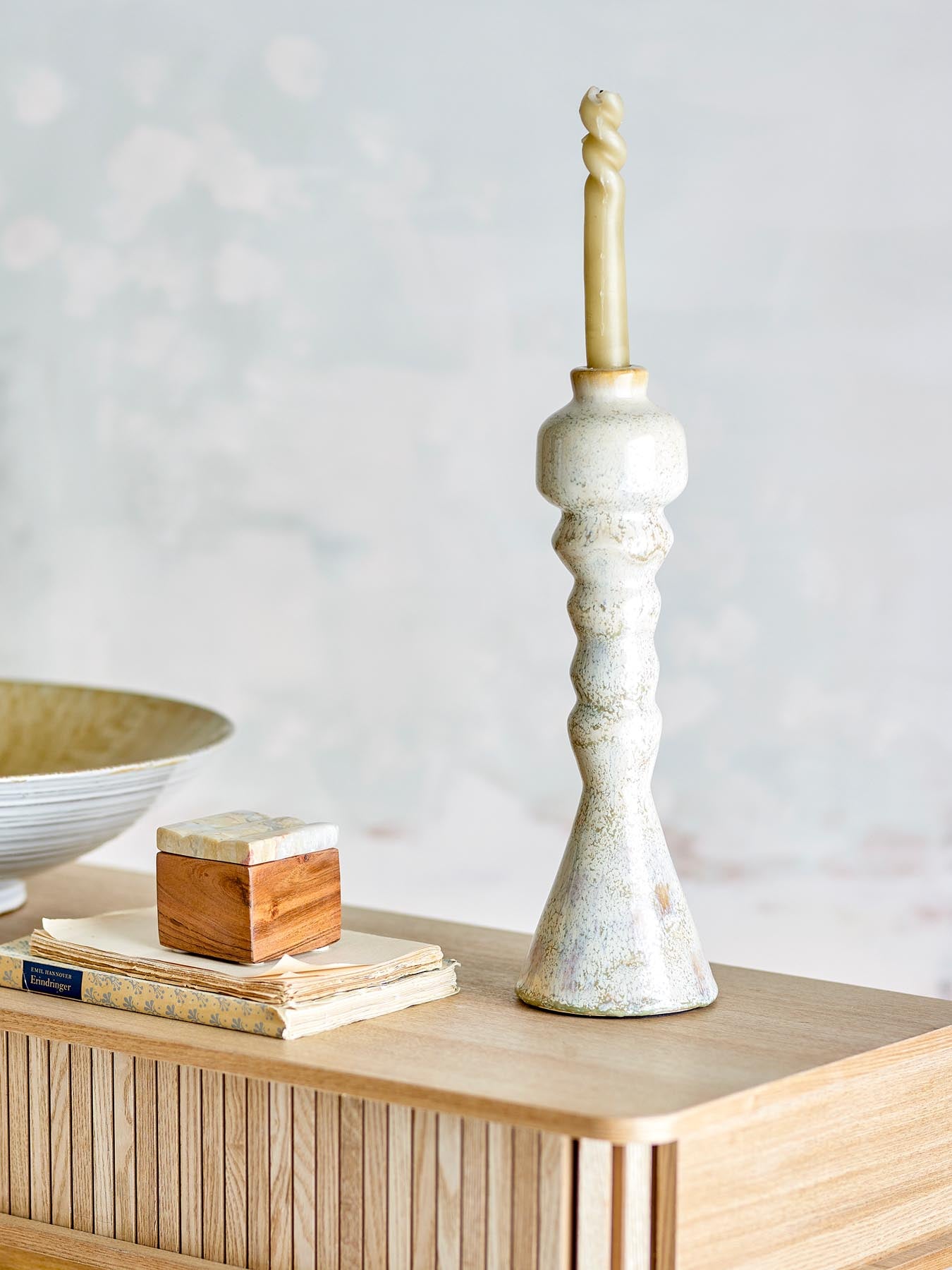 Verleihen Sie Ihrem Zuhause mit dem stilvollen Bancroft Kerzenhalter aus weißer Terrakotta von Bloomingville eine elegante Note. Ein einzigartiges Deko-Highlight!