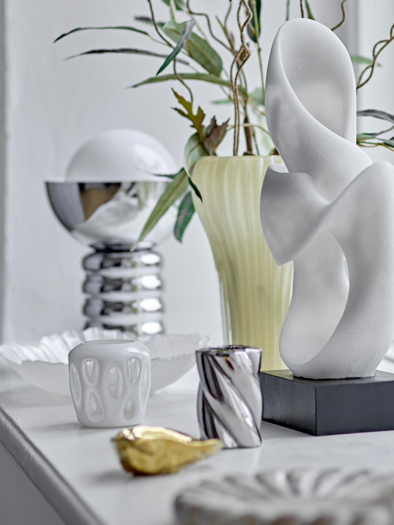 Verleihen Sie Ihrem Zuhause mit den stilvollen Silvia Kerzenhaltern aus silbernem Steingut von Bloomingville einen Hauch von Eleganz und Wärme.