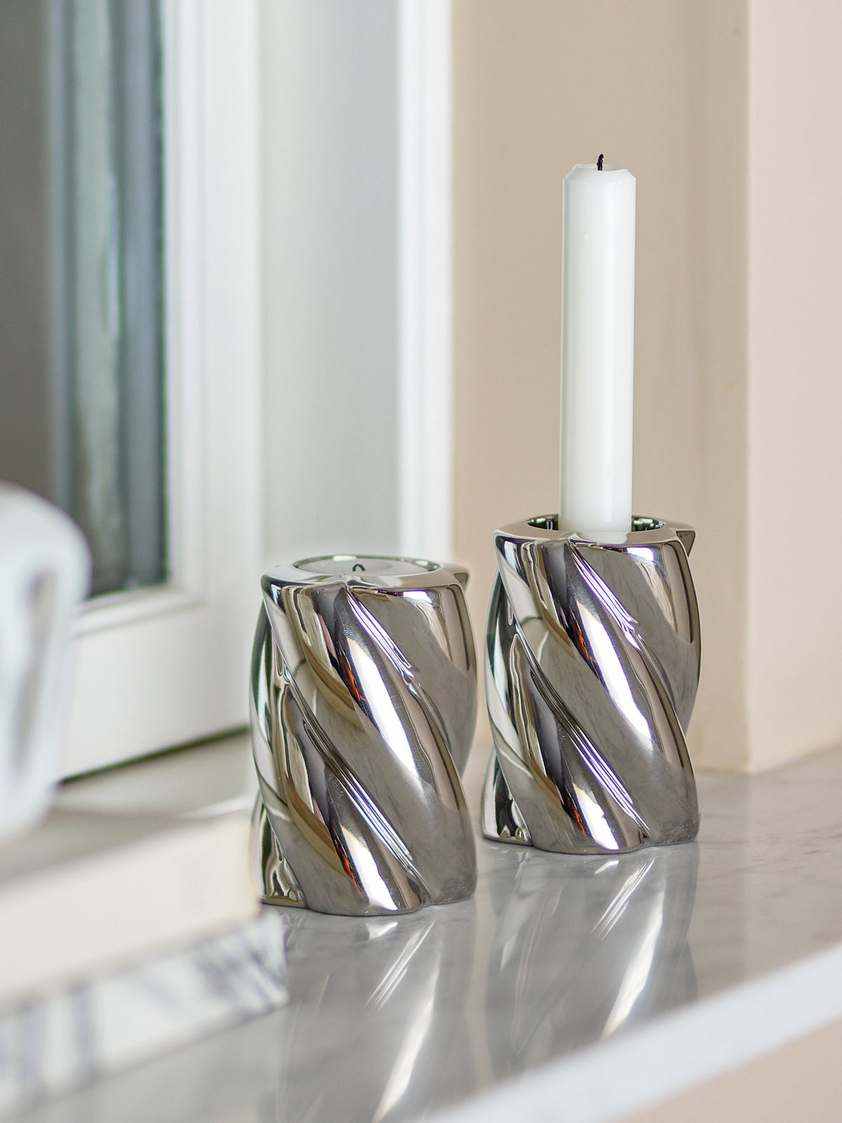 Silvia Kerzenhalter, Silber, Steingut in Silber präsentiert im Onlineshop von KAQTU Design AG. Teelichthalter ist von Bloomingville