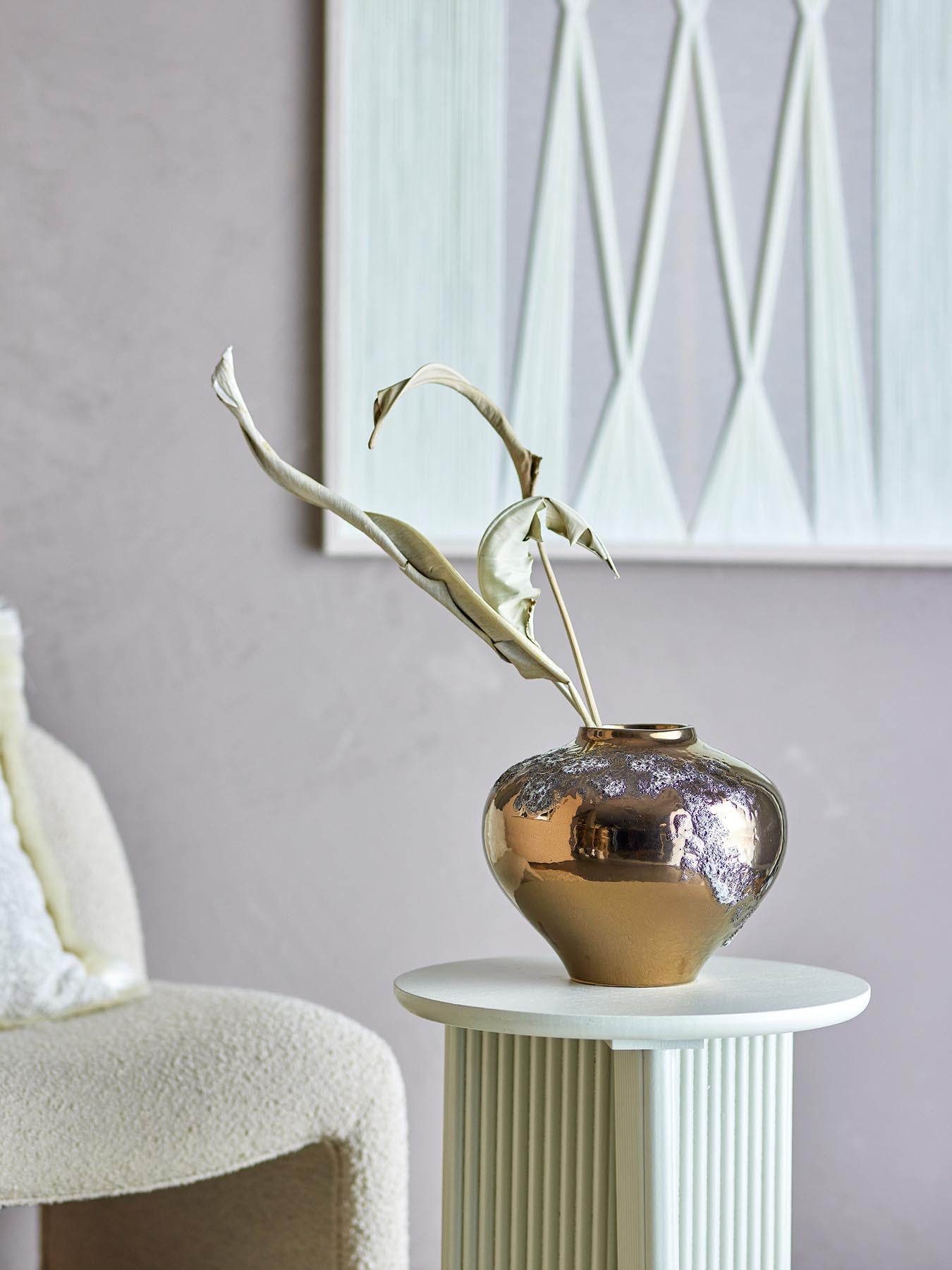 Entdecken Sie die Ellison Vase von Bloomingville: Ein einzigartiges Steingut-Design in warmem Braun, perfekt für stilvolle Akzente in Ihrem Zuhause.