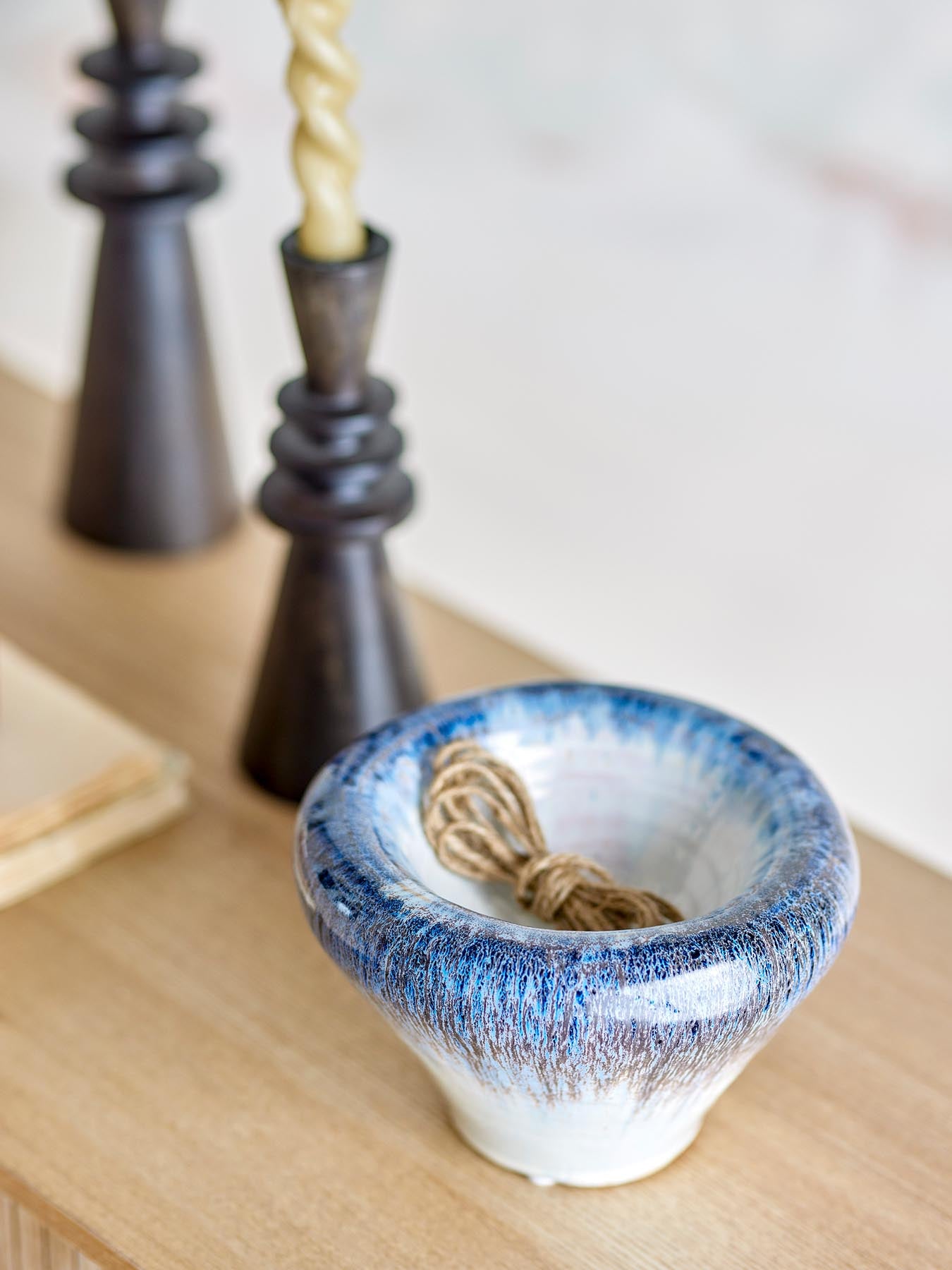 Entdecken Sie die elegante Finna Schale von Bloomingville in Blau. Aus hochwertigem Steingut gefertigt, vereint sie Stil und Funktionalität.