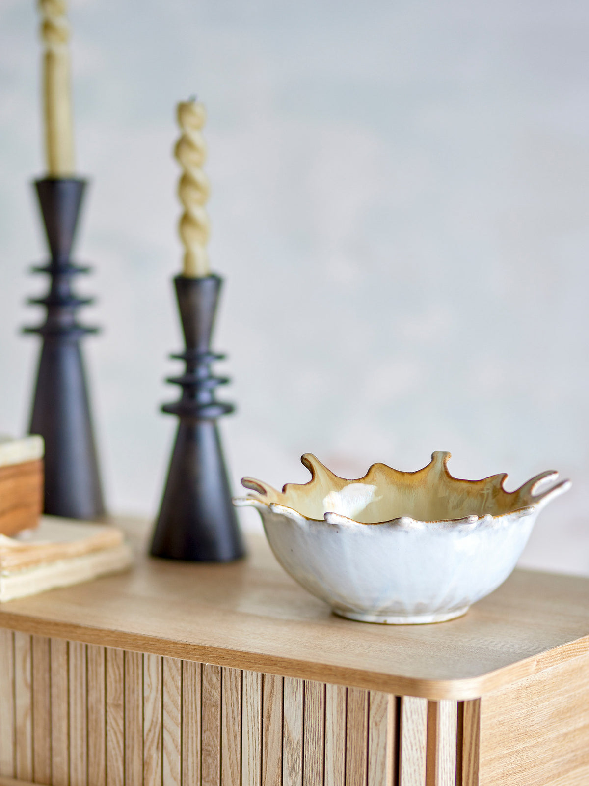 Beige Schale Alcott aus Steingut von Bloomingville mit charakteristischer Form und reaktiver Glasur, Ansicht von oben und seitlich.