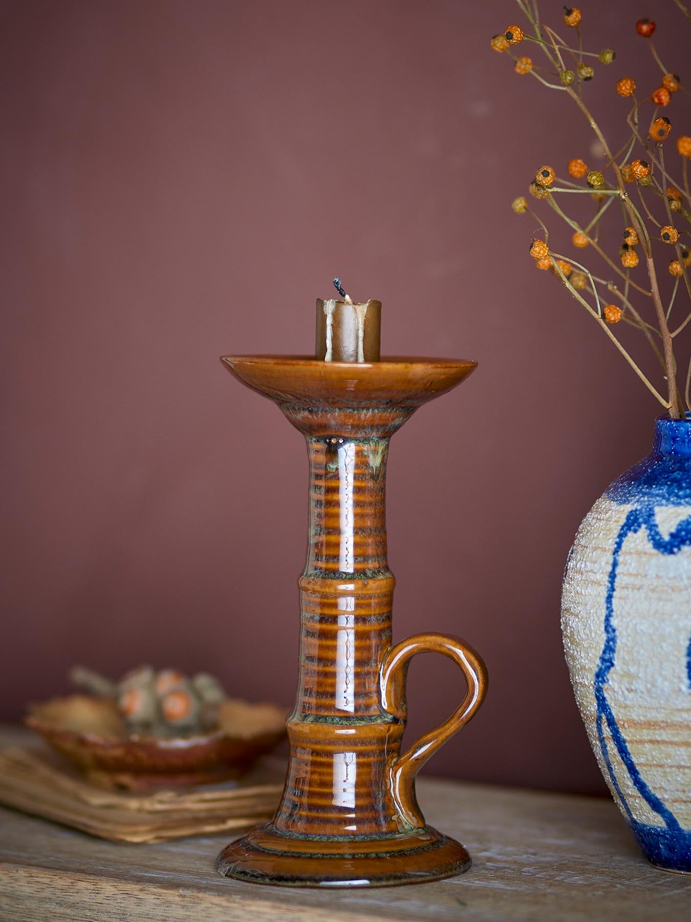 Entdecken Sie den eleganten Rigby Kerzenhalter aus braunem Steingut von Creative Collection. Ein stilvolles Highlight für Ihr Zuhause!