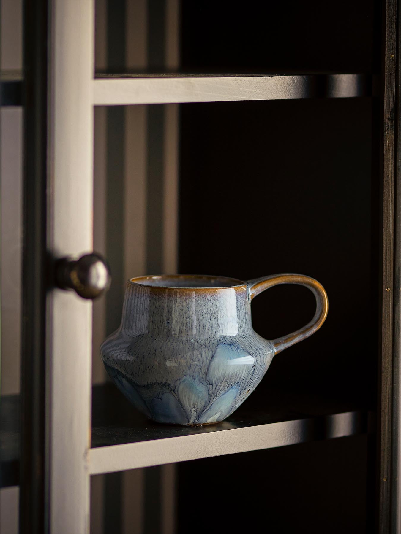 Entdecken Sie den einzigartigen Bessie Becher in Blau aus hochwertigem Steingut von Creative Collection – ein stilvolles Must-Have für jeden Tag!