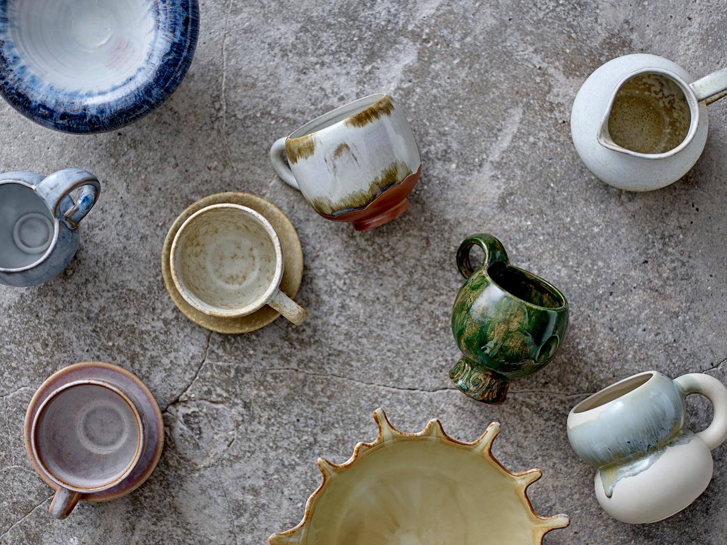 Entdecken Sie die stilvolle Avonlea Tasse von Bloomingville in elegantem Grün. Hergestellt aus hochwertigem Steingut, ist jede Tasse ein Unikat.