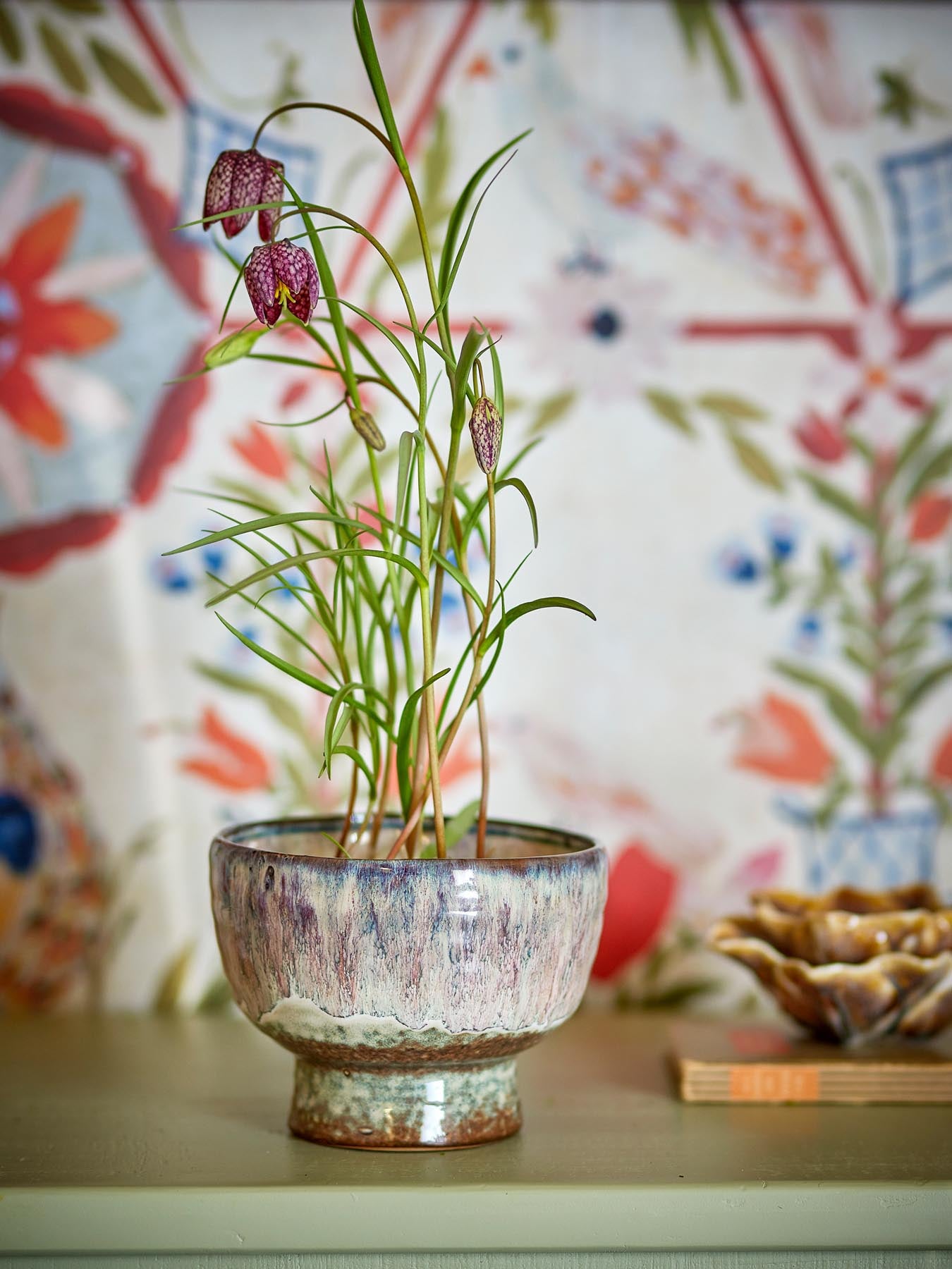 Entdecken Sie den einzigartigen Luella Blumentopf in Blau aus hochwertigem Steingut. Perfekt für stilvolle Pflanzenarrangements!