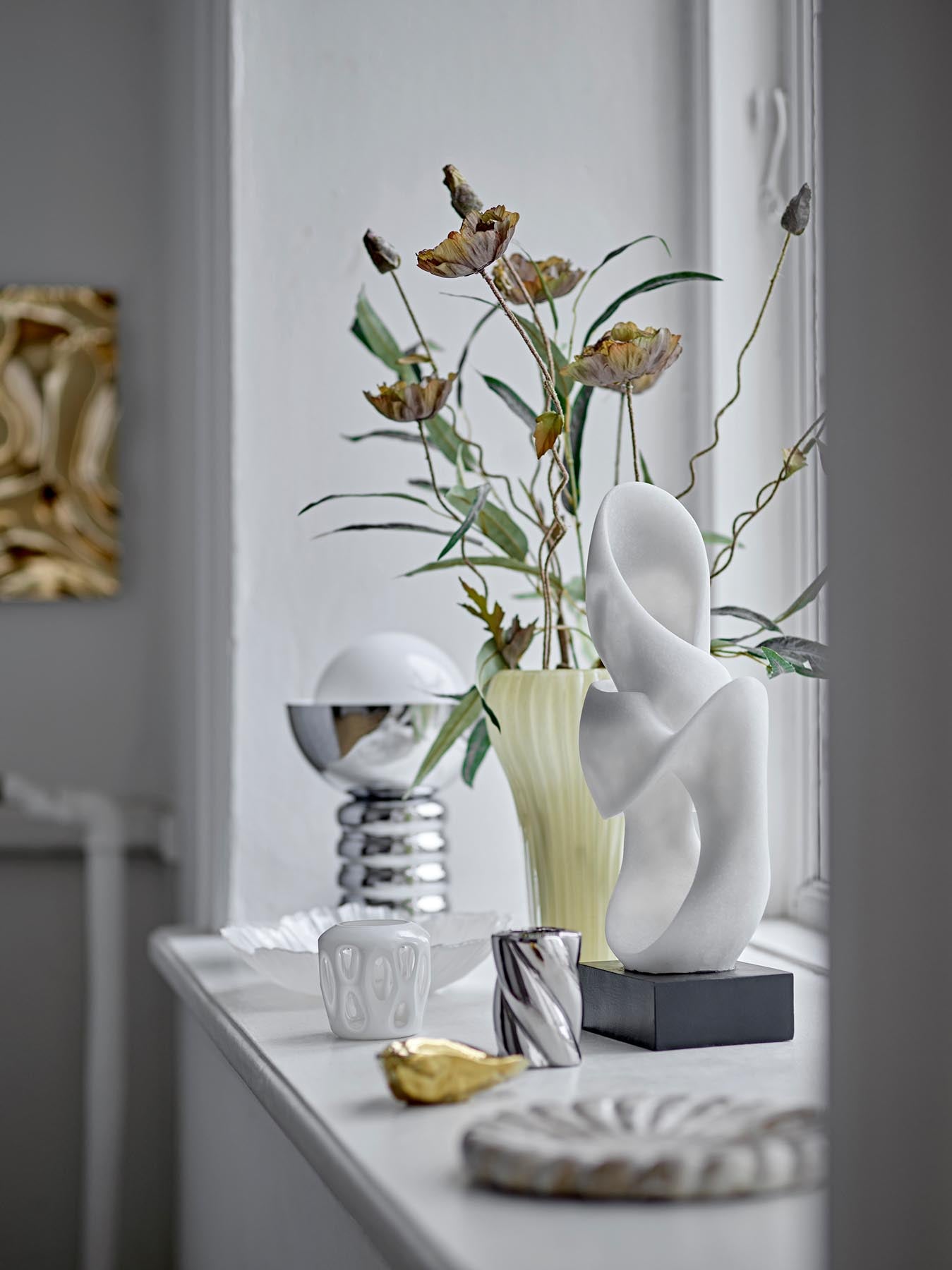 Entdecken Sie die elegante Alistair Deko von Bloomingville – ein stilvolles Kunstobjekt aus hochwertigem Polyresin in Weiß, ideal für jedes Zuhause.