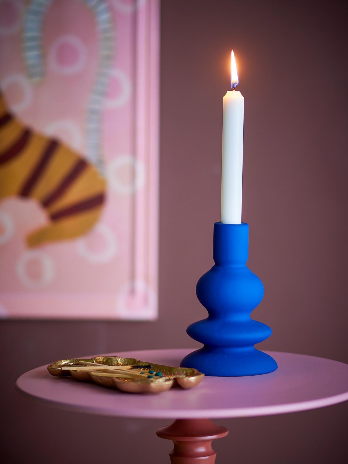 Setzen Sie stilvolle Akzente in Ihrem Zuhause mit dem Thorne Kerzenhalter von Bloomingville. Die matte, blaue Glasur und die einzigartige Form machen ihn zum perfekten Deko-Highlight!