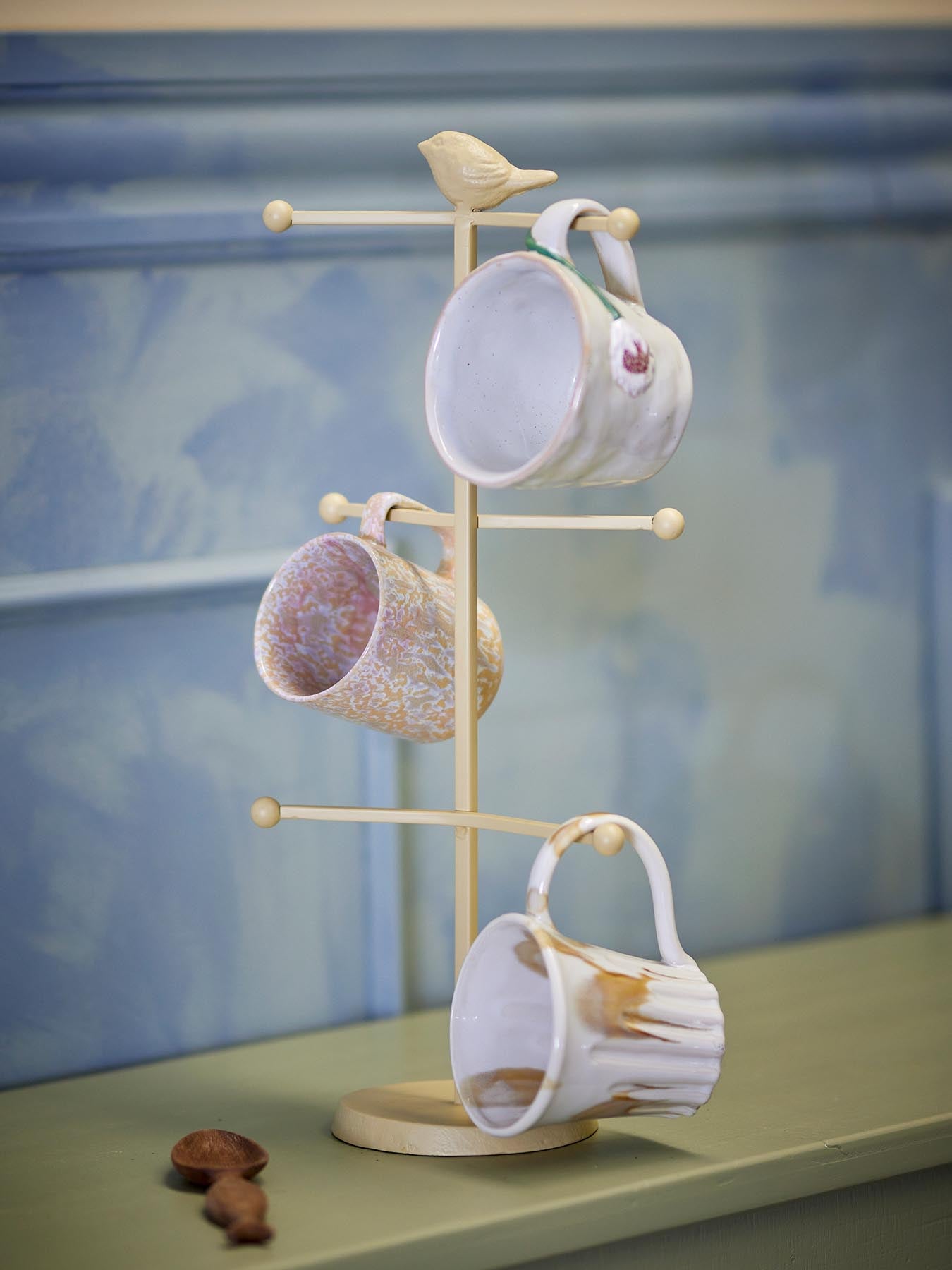 Entdecken Sie den stilvollen Dean Tassenständer aus robustem Gusseisen von Creative Collection – ideal für Ihre Küche oder Garderobe.