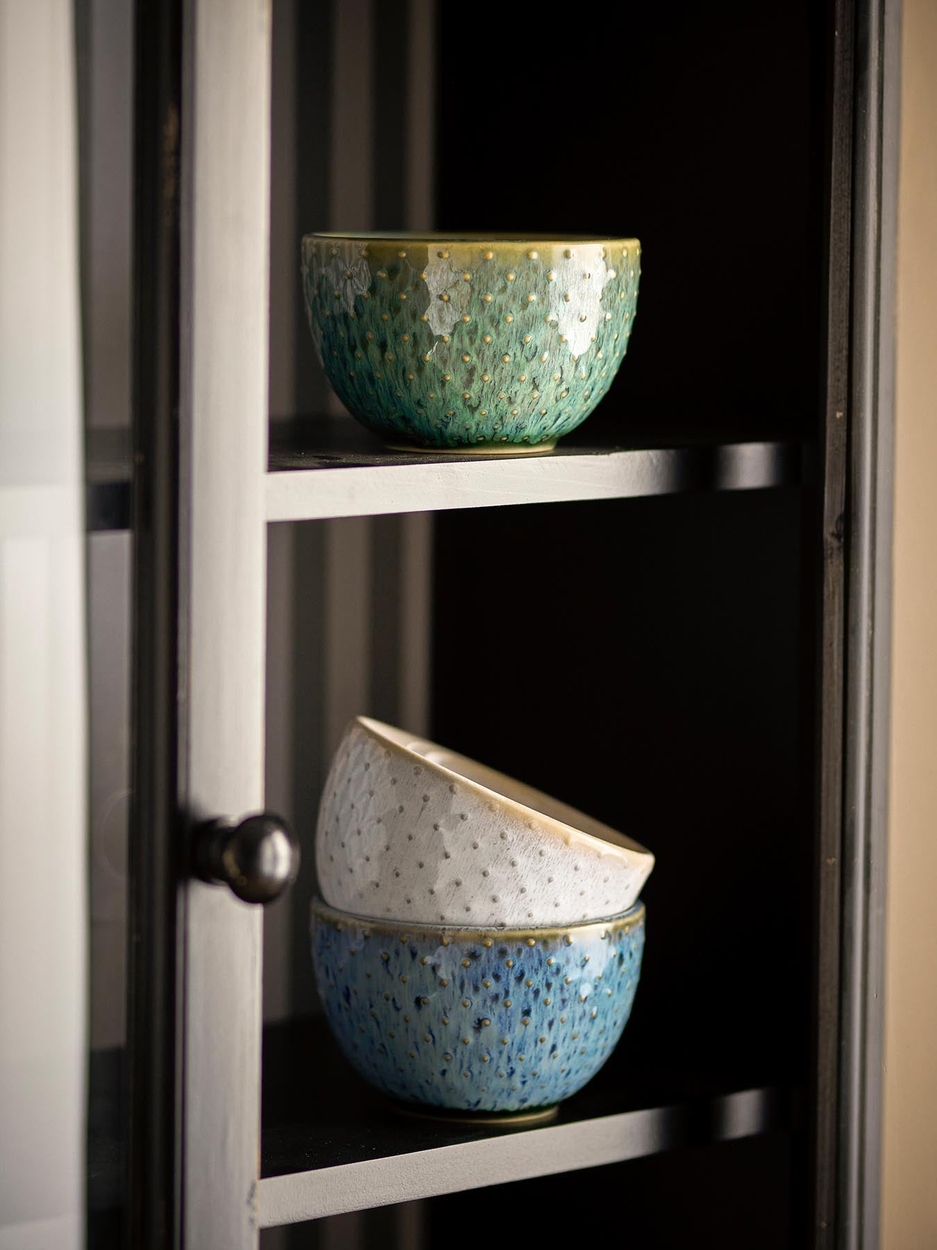 Die Harriet Schale in Blau von Creative Collection besticht durch ihr einzigartiges Punktmuster und die reaktive Glasur. Perfekt für stilvolle Tischarrangements!