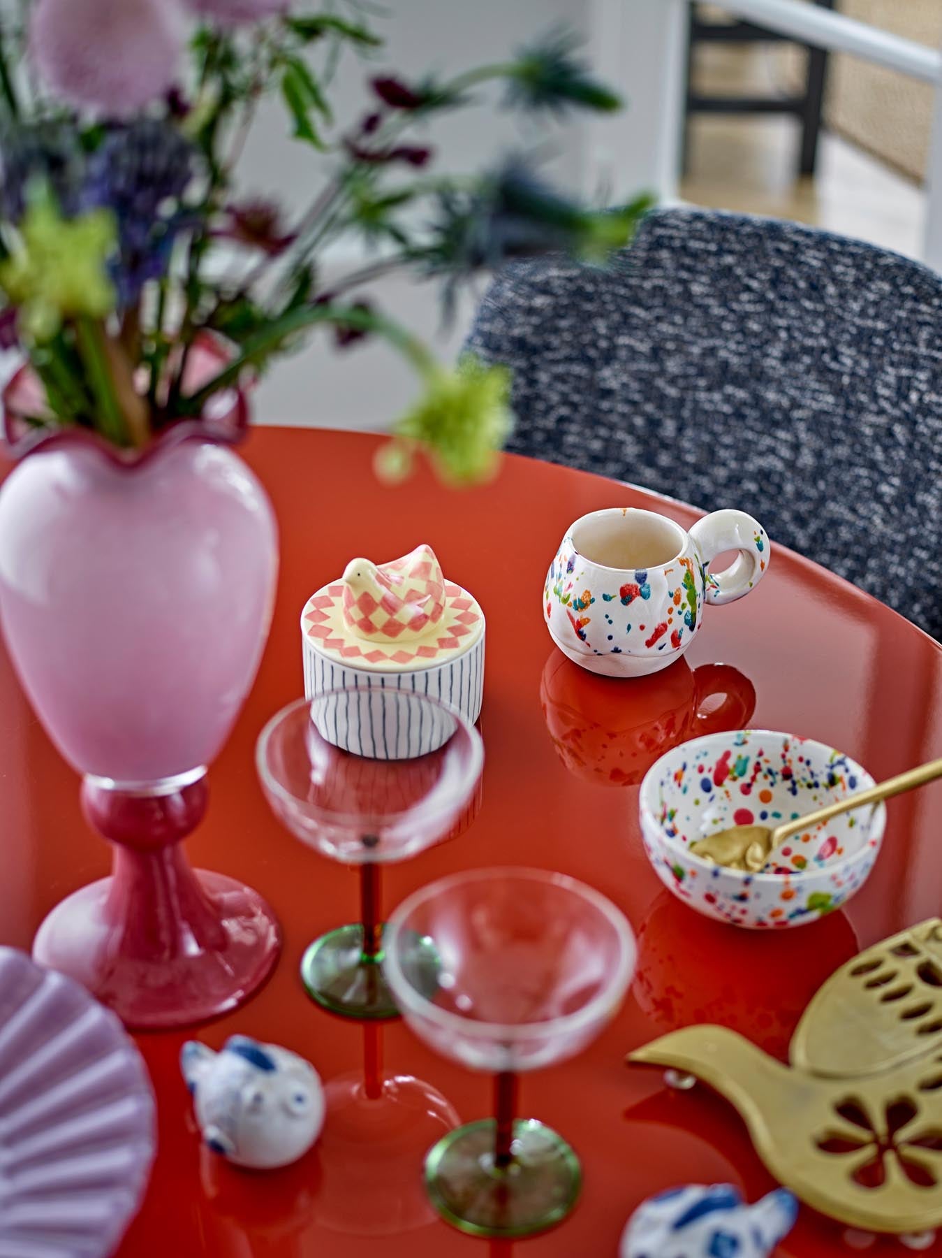 Entdecken Sie die handgefertigte Freckles Schale von Bloomingville in leuchtendem Rot. Einzigartiges Design für stilvolle Tischdekoration.