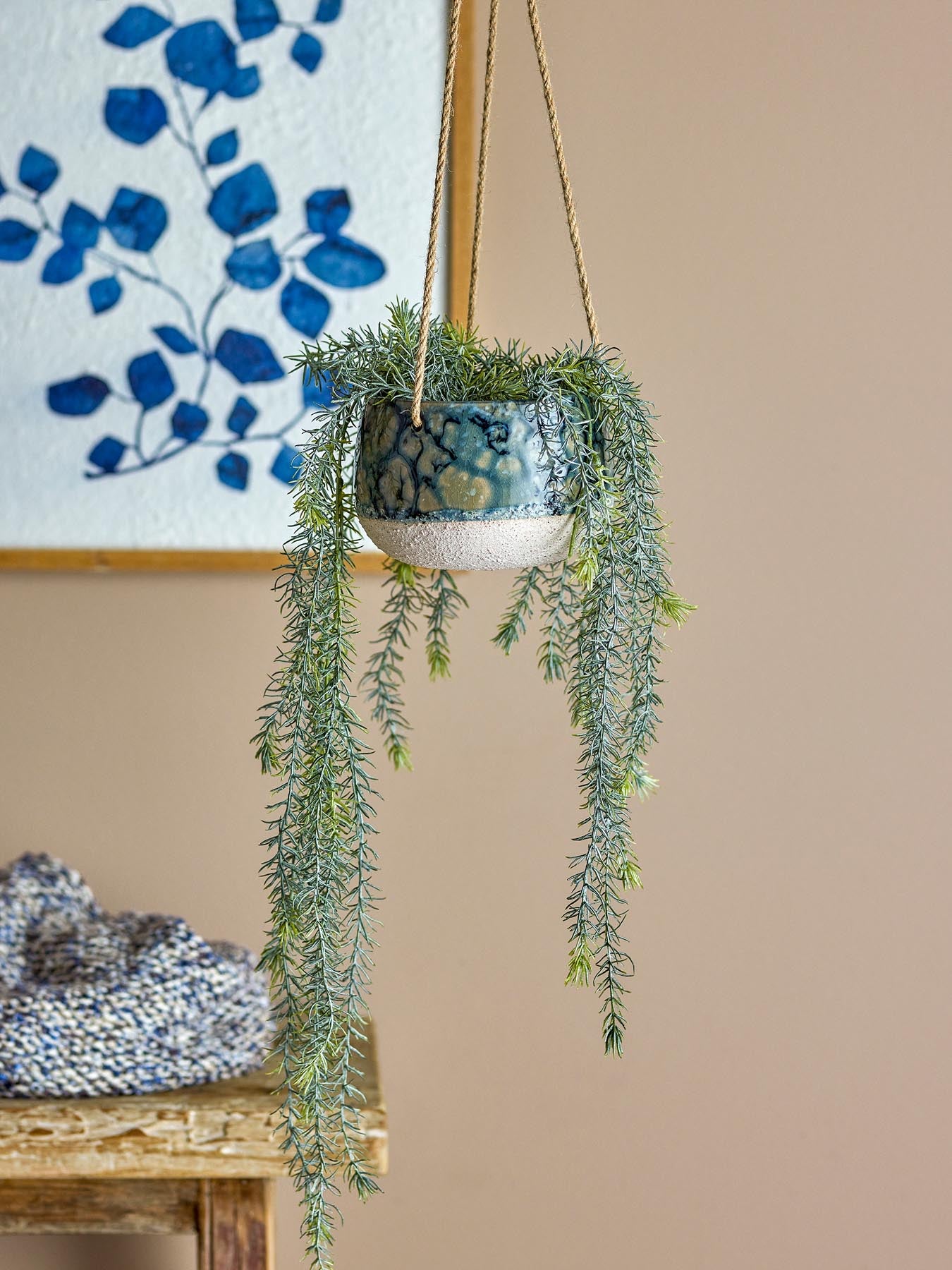 Entdecken Sie den stilvollen hängenden Mowbray Blumentopf in Blau aus Steingut. Perfekt für Ihre Pflanzen und ein elegantes Wohnaccessoire.