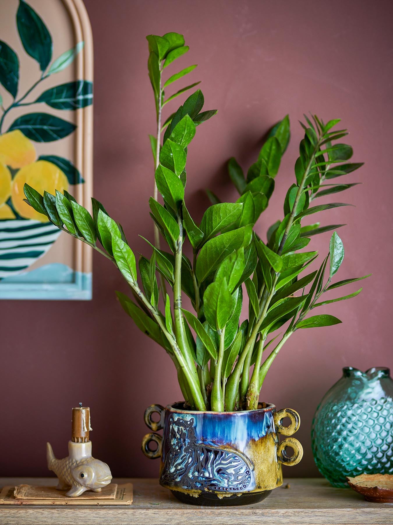 Entdecken Sie den eleganten Walton Blumentopf in Blau von Creative Collection. Ein einzigartiges Steingut-Pflanzgefäß mit faszinierender Glasur.