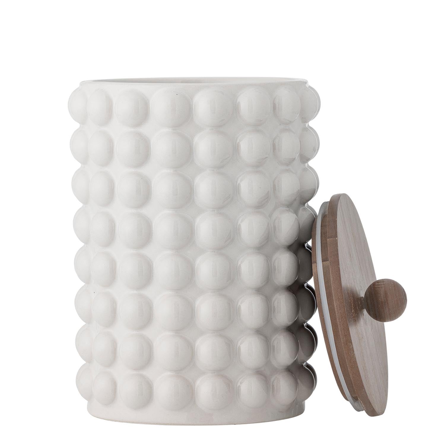 Das Madge Gefäß mit Deckel aus hochwertigem Steingut vereint Funktionalität und Stil. Der Akazienholzdeckel mit Silikonrand hält Ihre Lebensmittel frisch und geschützt.