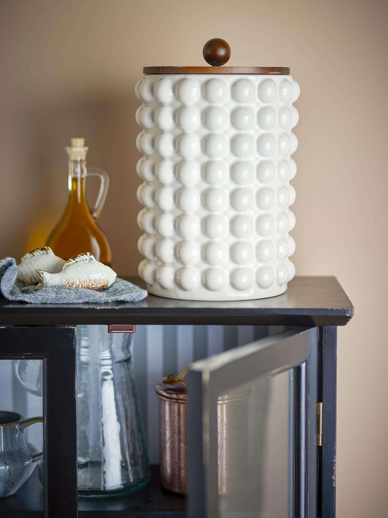 Das stilvolle Madge Gefäß mit Deckel aus robustem Steingut bietet eine elegante Lösung zur Aufbewahrung von Lebensmitteln. Der Akazienholzdeckel mit Silikonrand sorgt für Frische und Schutz.