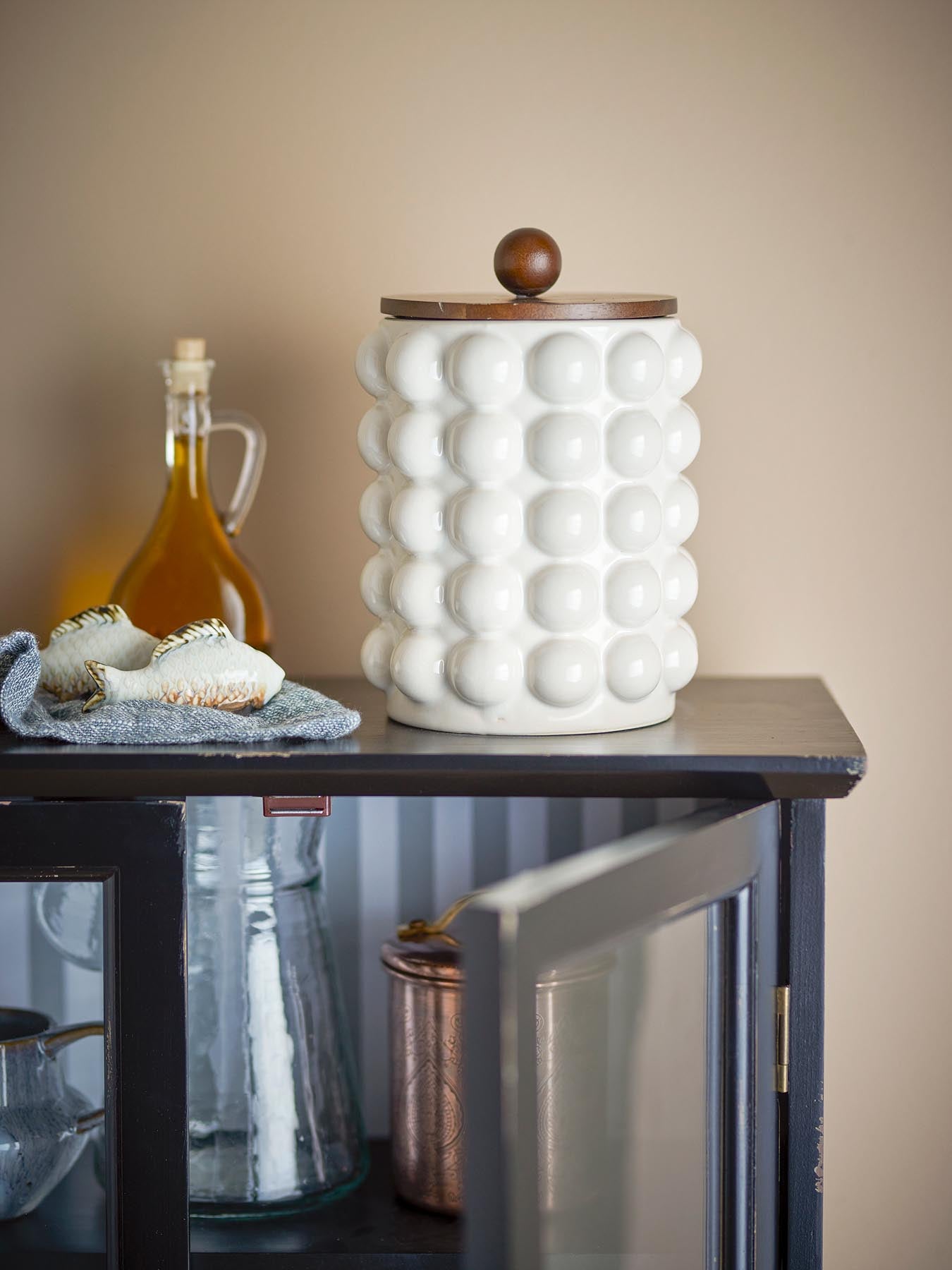 Entdecken Sie das elegante Madge Gefäß mit Deckel aus robustem Steingut. Ideal zur stilvollen Aufbewahrung von Lebensmitteln in Ihrer Küche.