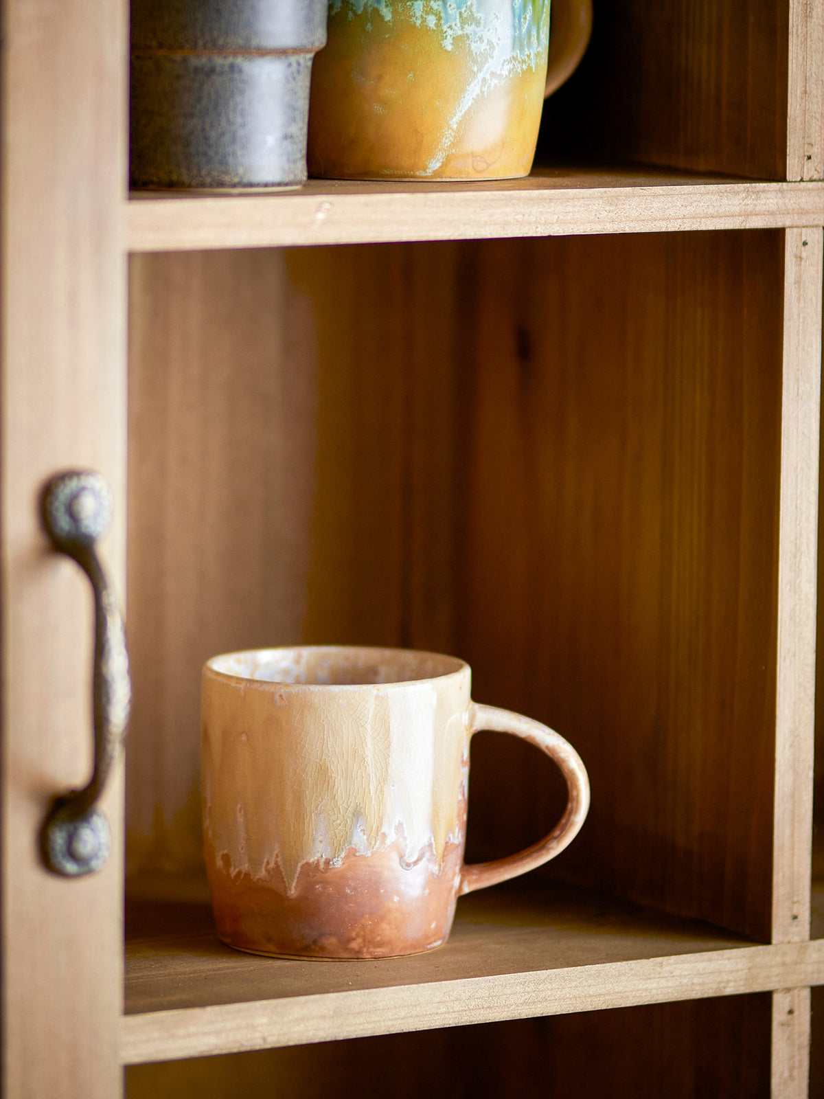 Beiger Becher Milani aus Steingut von Bloomingville mit reaktiver Glasur, runder Form und leichtem Farbenspiel auf der Oberfläche.