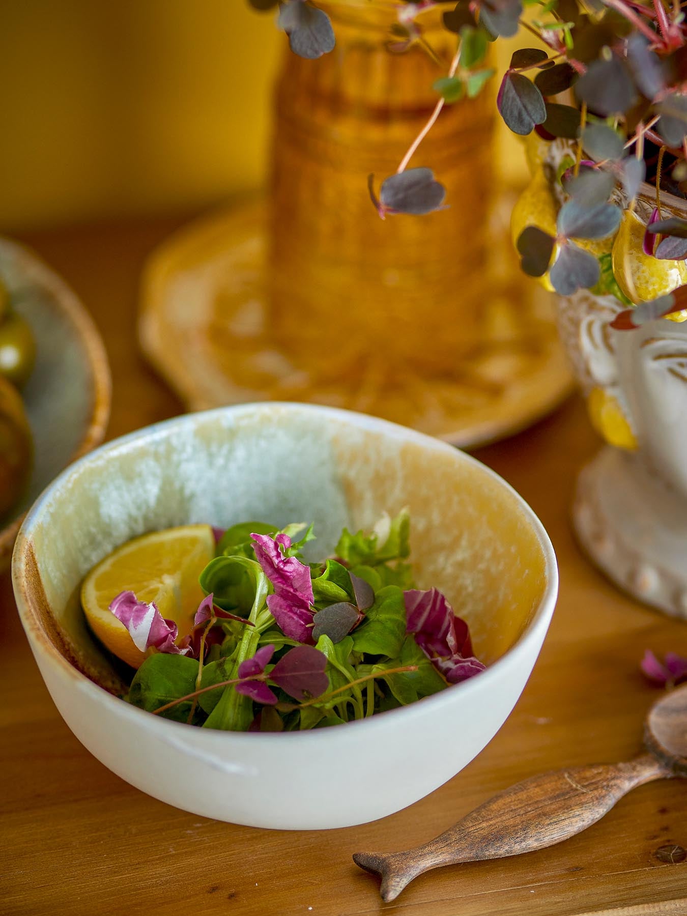 Die Lacey Schale in Gelb aus hochwertigem Steingut ist ein einzigartiges Deko-Element, perfekt für jeden Tisch und vielseitig einsetzbar.