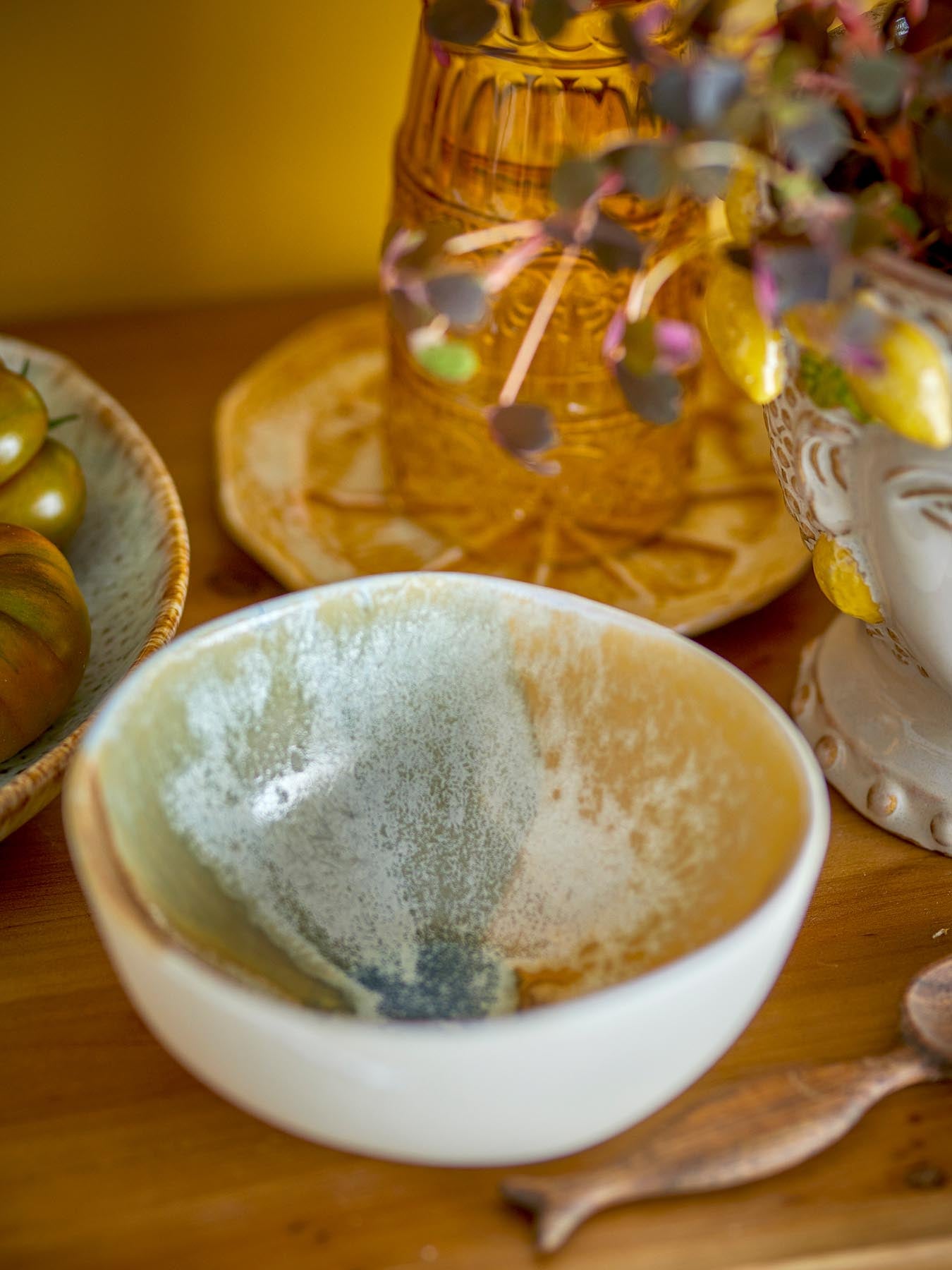 Die Lacey Schale in Gelb aus hochwertigem Steingut ist ein einzigartiges Deko-Element, perfekt für jeden Tisch und vielseitig einsetzbar.
