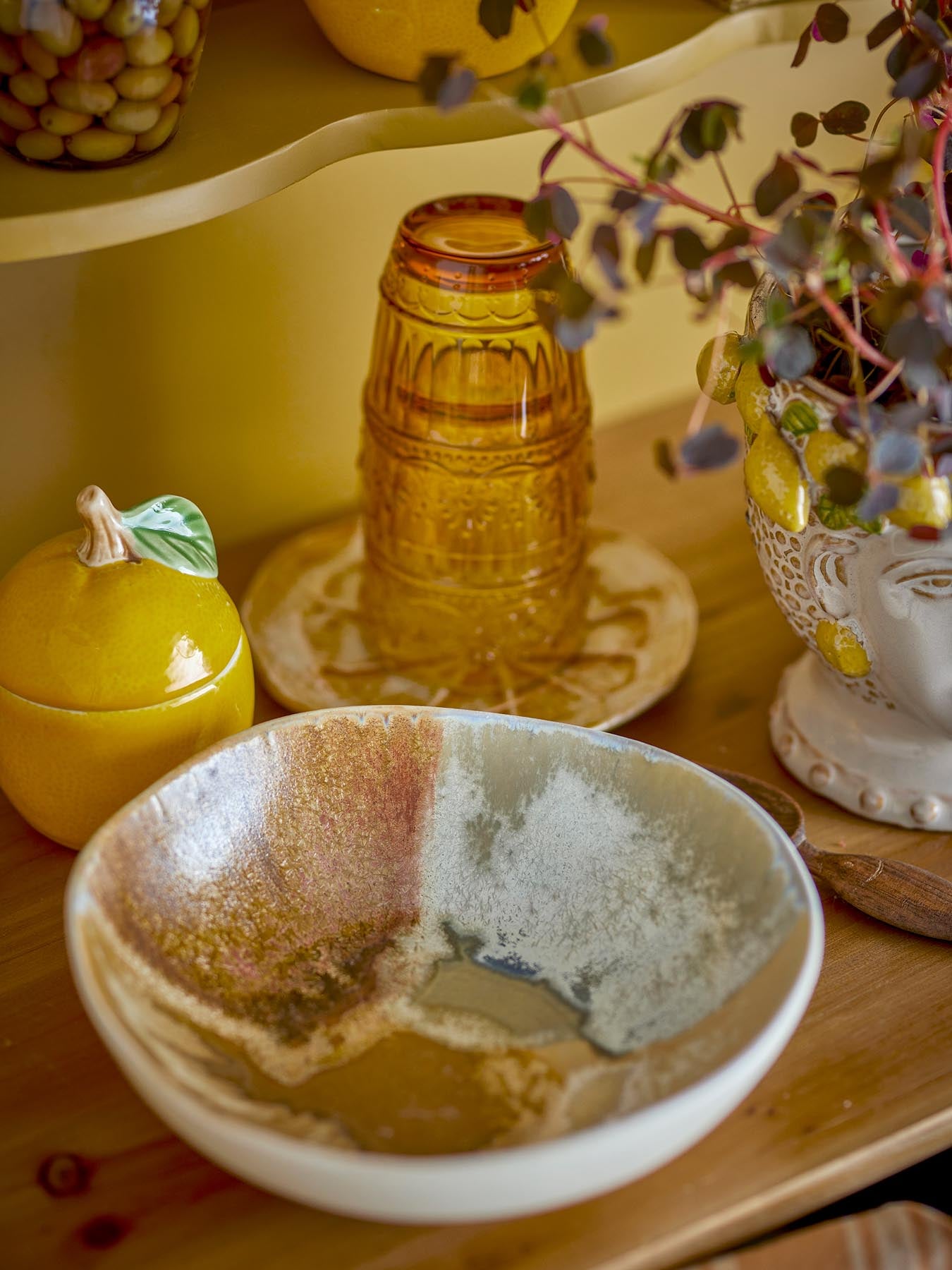 Die Lacey Schale in Gelb aus Steingut vereint stilvolles Design und Funktionalität. Ideal zum Servieren und Dekorieren!