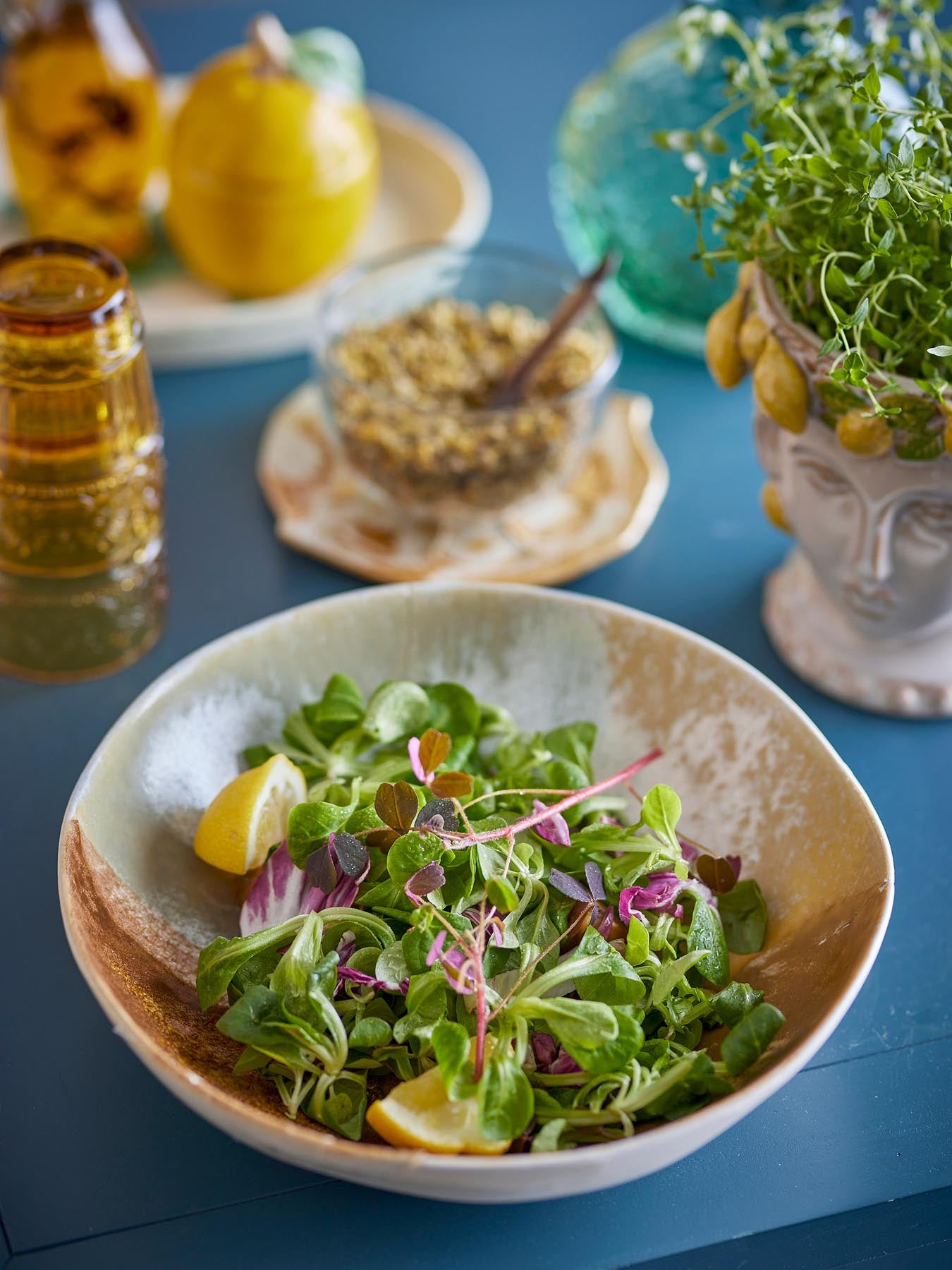 Verleihen Sie Ihrem Tisch mit der Lacey Schale in Gelb aus Steingut einen Hauch von Eleganz. Ideal zum Servieren und Dekorieren!