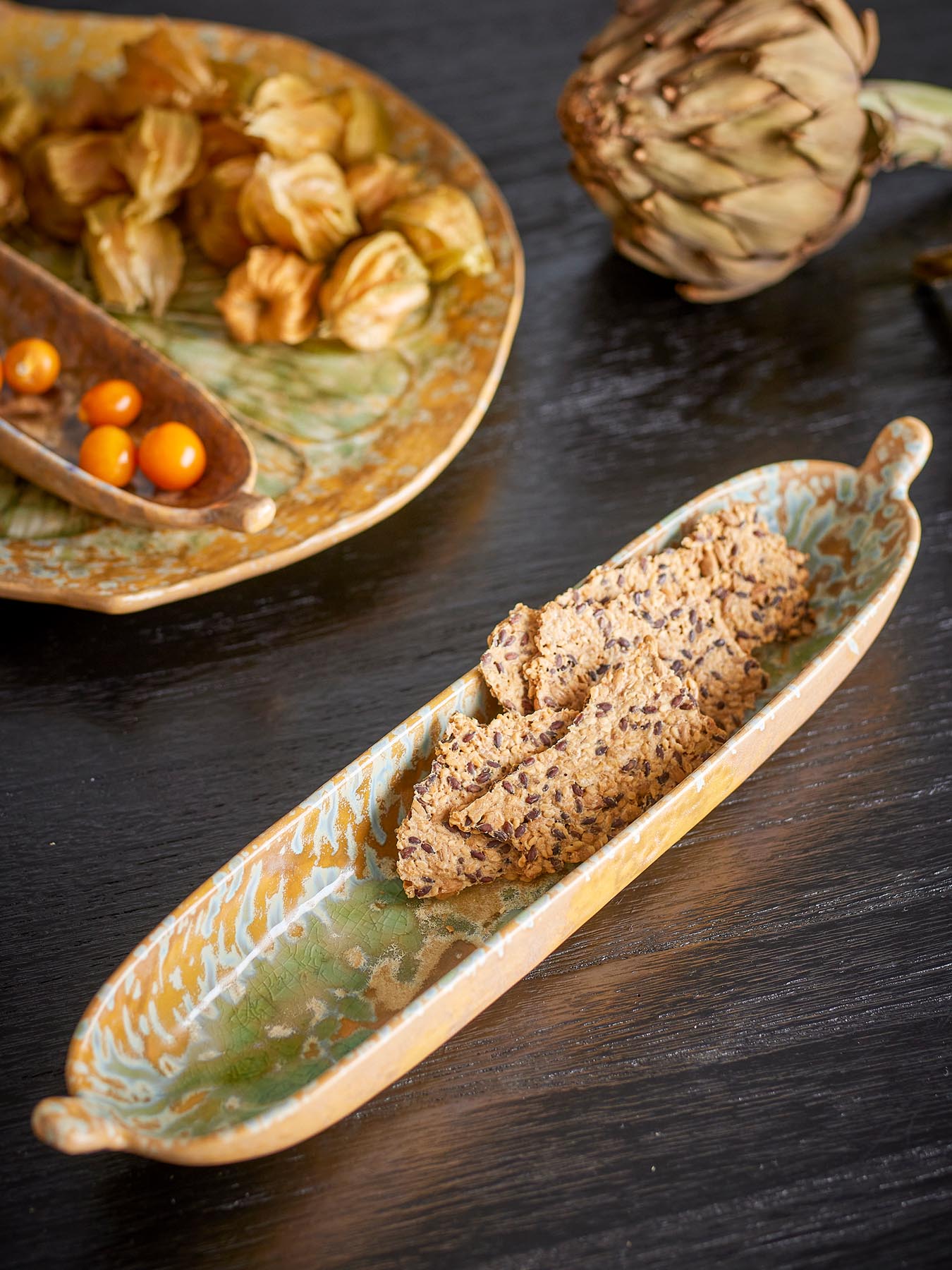 Verleihen Sie Ihrem Esstisch mit der einzigartigen Milani Servierplatte in Grün von Bloomingville einen Hauch von Eleganz. Ideal für stilvolle Anlässe!