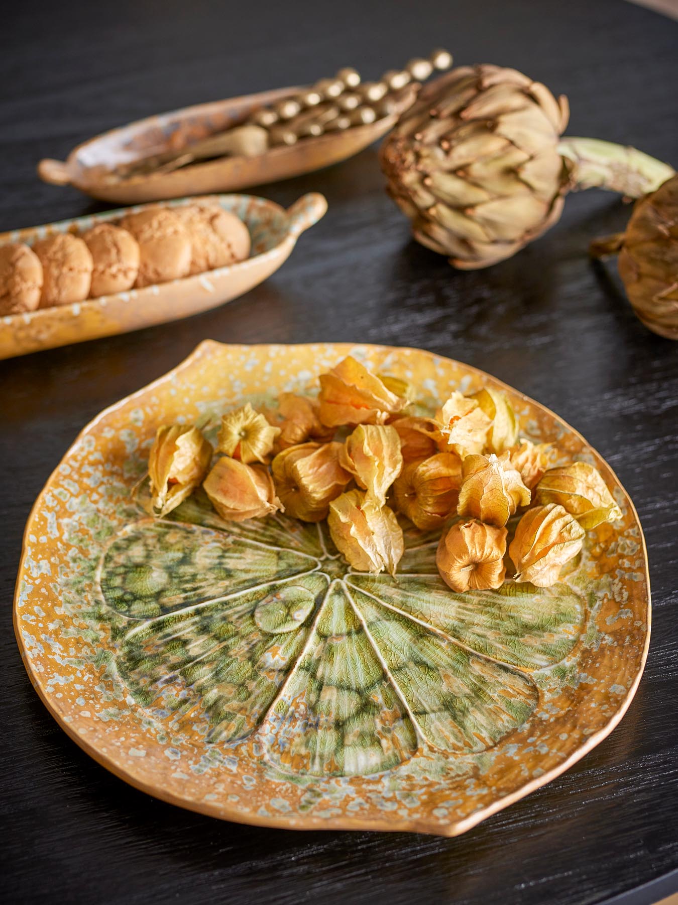 Entdecken Sie die stilvolle Milani Servierplatte von Bloomingville in elegantem Grün. Ideal für festliche Anlässe und alltägliche Mahlzeiten.