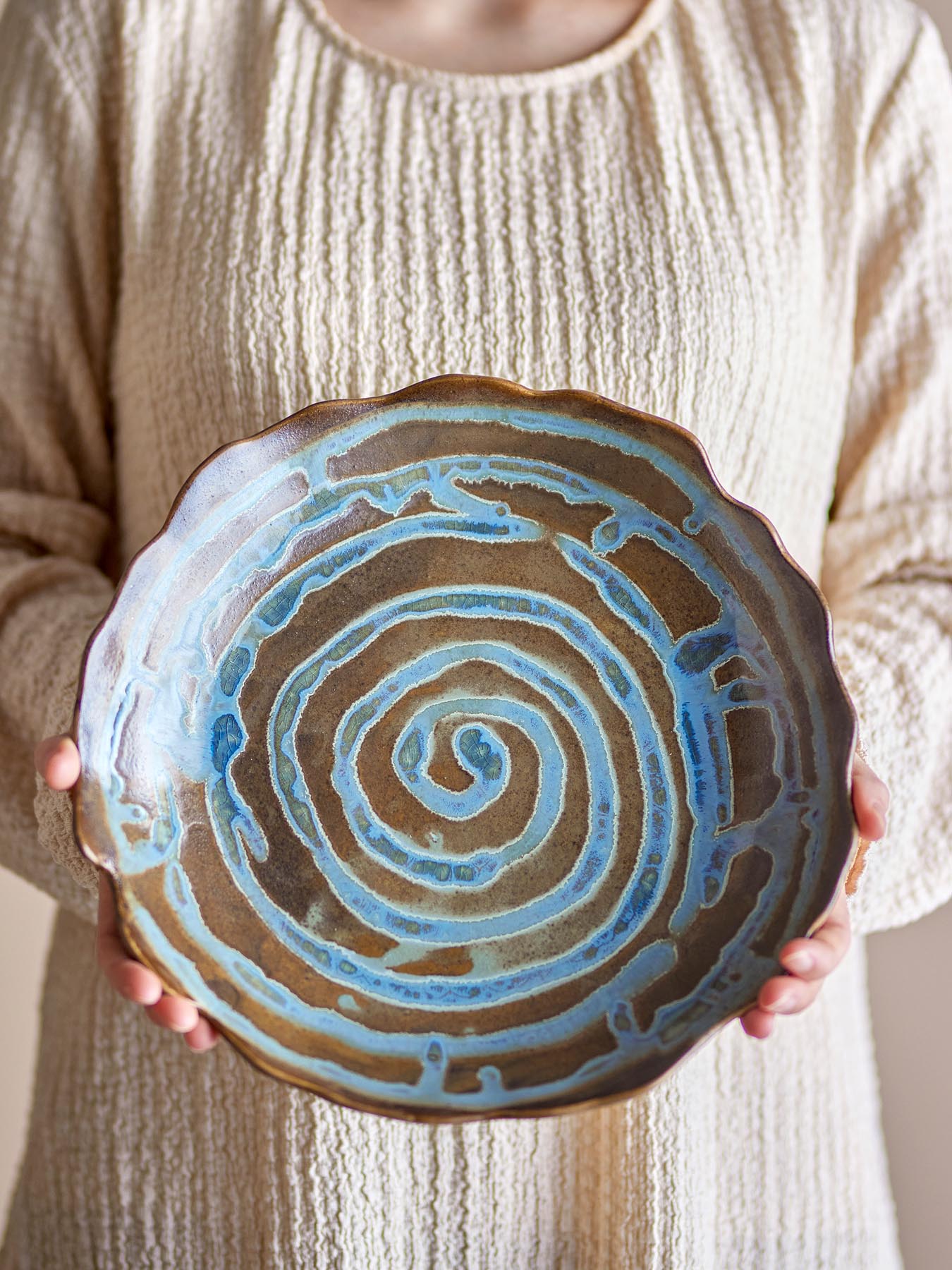 Entdecken Sie das handgefertigte Marjorie Tablett aus Steingut in Blau. Ein einzigartiges Design mit kunstvollem Spiraldekor für Ihr Zuhause.