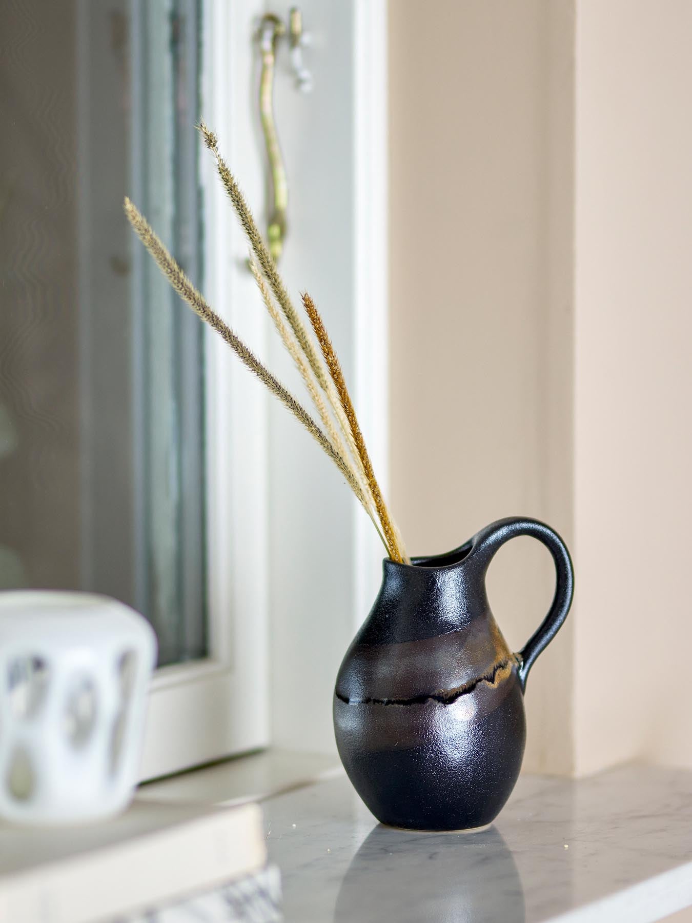 Entdecken Sie die Alvena Vase von Bloomingville – ein einzigartiges Steingut-Dekorationsstück in warmen Brauntönen, das Eleganz und Stil in Ihr Zuhause bringt.