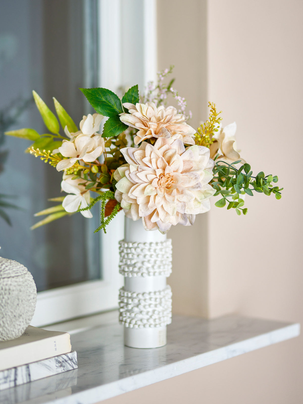 Glow Blumenstrauss in Beige von Bloomingville: künstliche Blumen mit zentraler Chrysantheme, umgeben von Blättern und Blüten, kompakte Form für kleine Vasen.