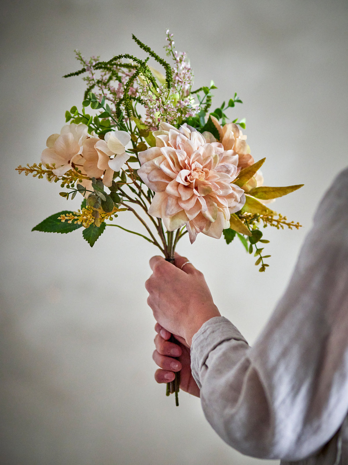 Glow Blumenstrauss in Beige von Bloomingville: künstliche Blumen mit zentraler Chrysantheme, umgeben von Blättern und Blüten, kompakte Form für kleine Vasen.