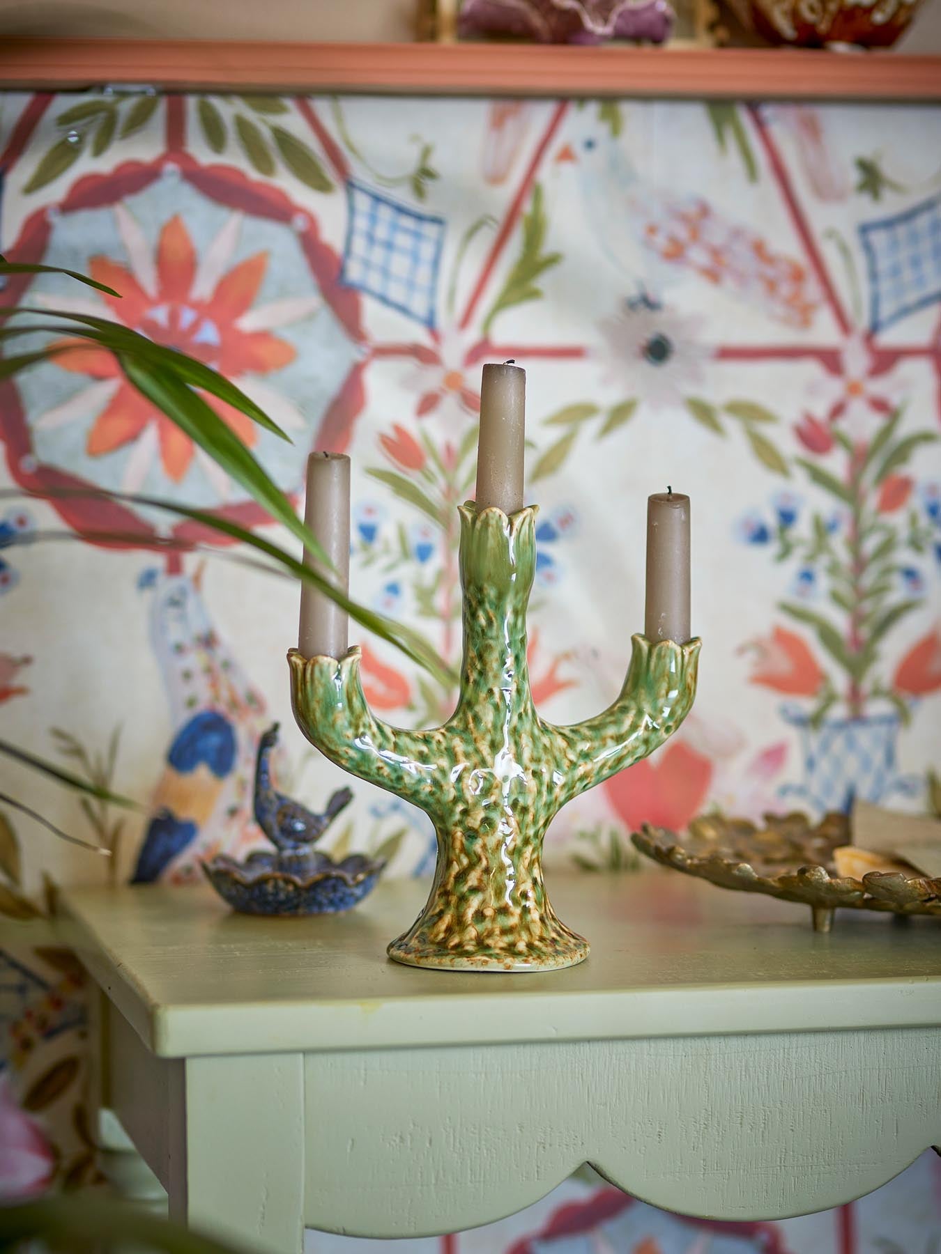 Entdecken Sie den einzigartigen Cyrill Kerzenhalter in Grün von Creative Collection. Aus hochwertigem Steingut gefertigt, bringt er skulpturale Eleganz in Ihr Zuhause.