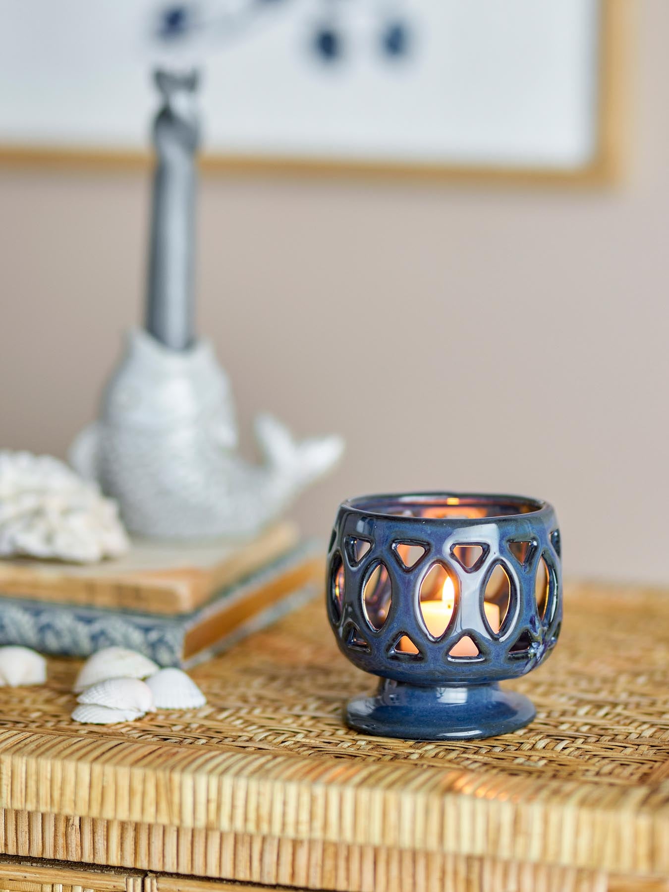 Verleihen Sie Ihrem Zuhause mit dem einzigartigen Patty Teelichthalter aus Steingut in edlem Blau einen Hauch von Eleganz und Stil.
