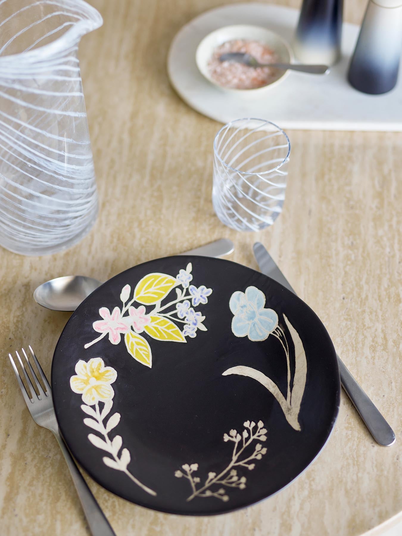 Entdecken Sie das elegante Amberly Serviertablett aus Steingut von Bloomingville. Ideal zum stilvollen Servieren und Dekorieren.