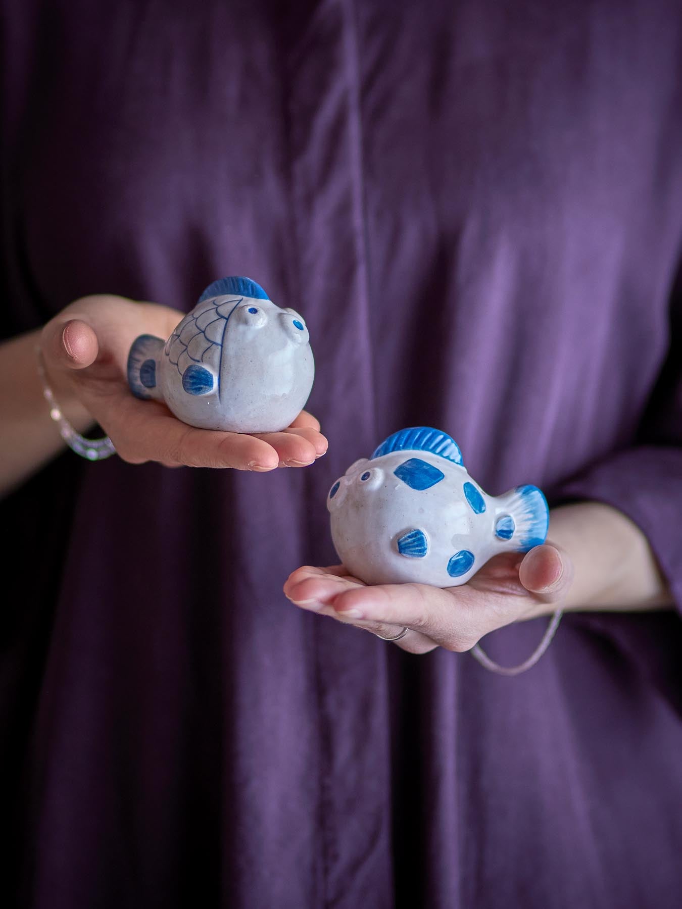 Entdecken Sie das charmante Fugu Salz- und Pfefferset von Bloomingville. Handgefertigte, fischförmige Streuer aus hochwertigem Steingut in Blau und Weiß.