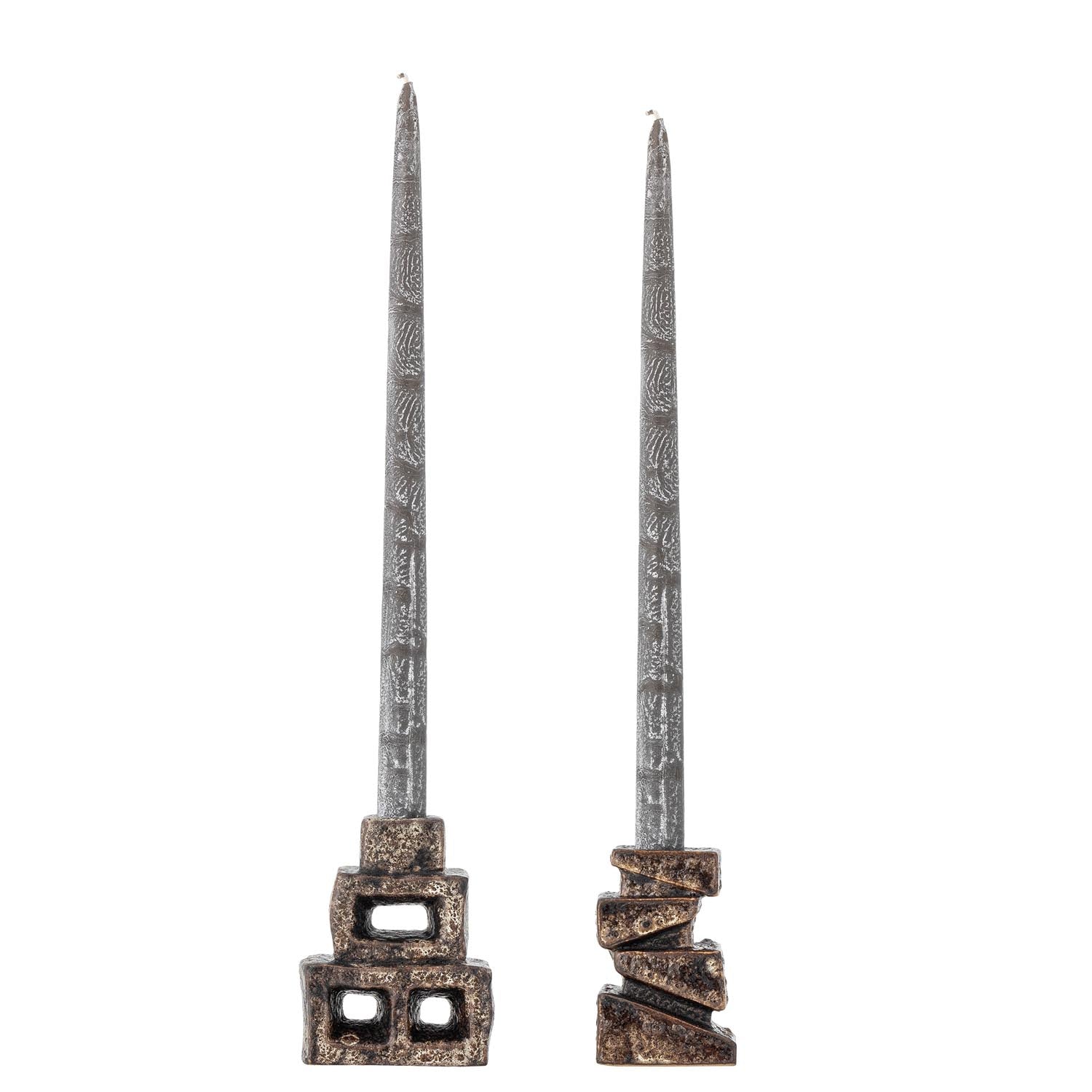 Setzen Sie stilvolle Akzente in Ihrem Zuhause mit den einzigartigen Hale Kerzenhaltern von Bloomingville, gefertigt aus hochwertigem Steingut in warmen Brauntönen.