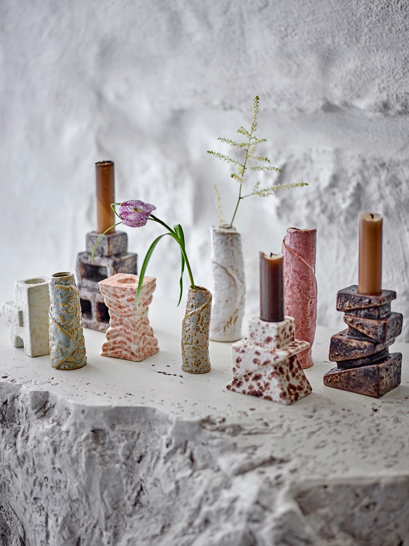 Entdecken Sie den Blanchard Kerzenhalter von Bloomingville – ein elegantes Set aus Steinzeug, das Ihrem Zuhause stilvolle Akzente verleiht.