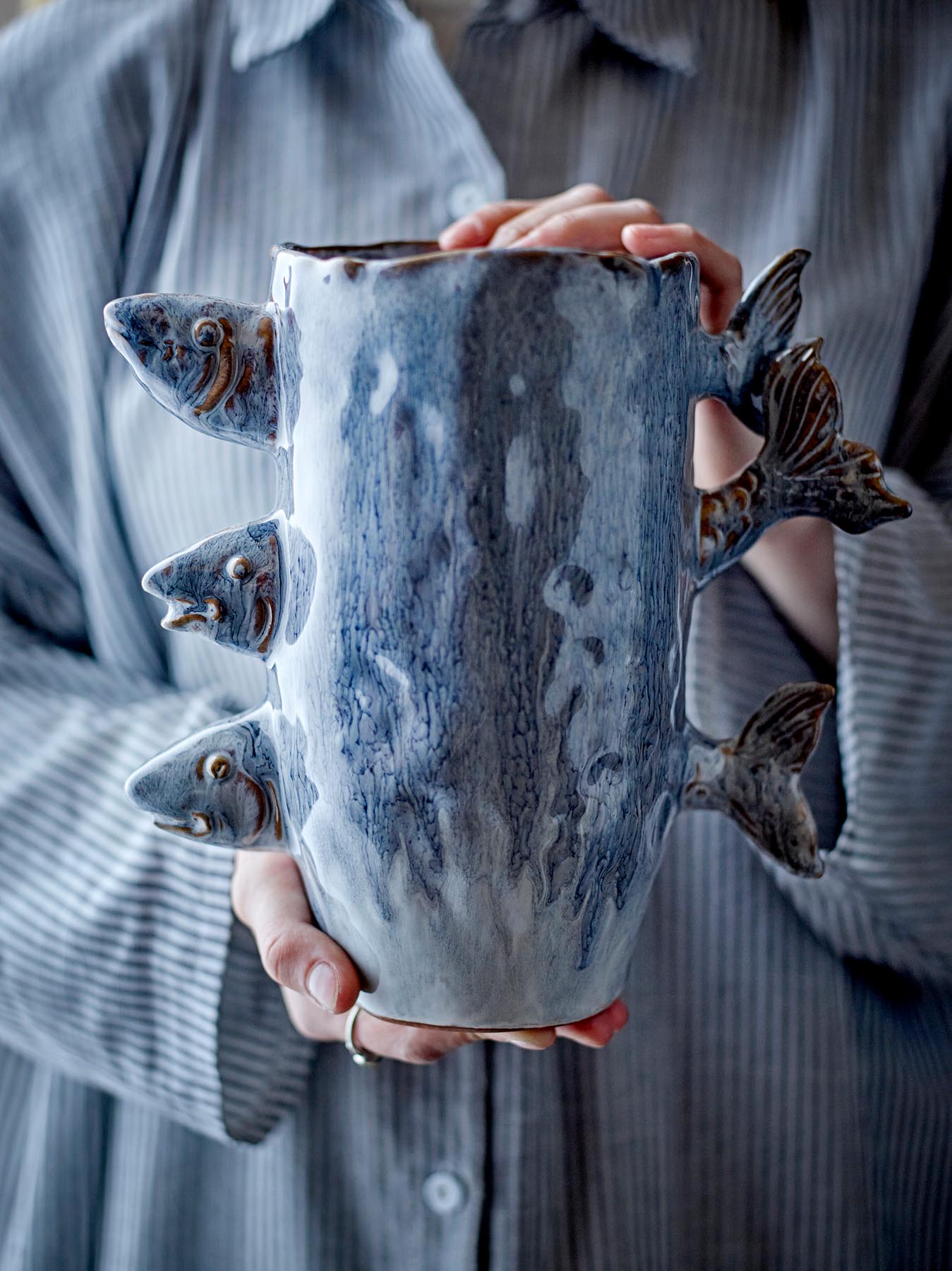 Die Tace Vase in Blau von Creative Collection ist ein stilvolles Steingut-Accessoire mit einzigartiger Glasur und charmanten Fischmotiven.