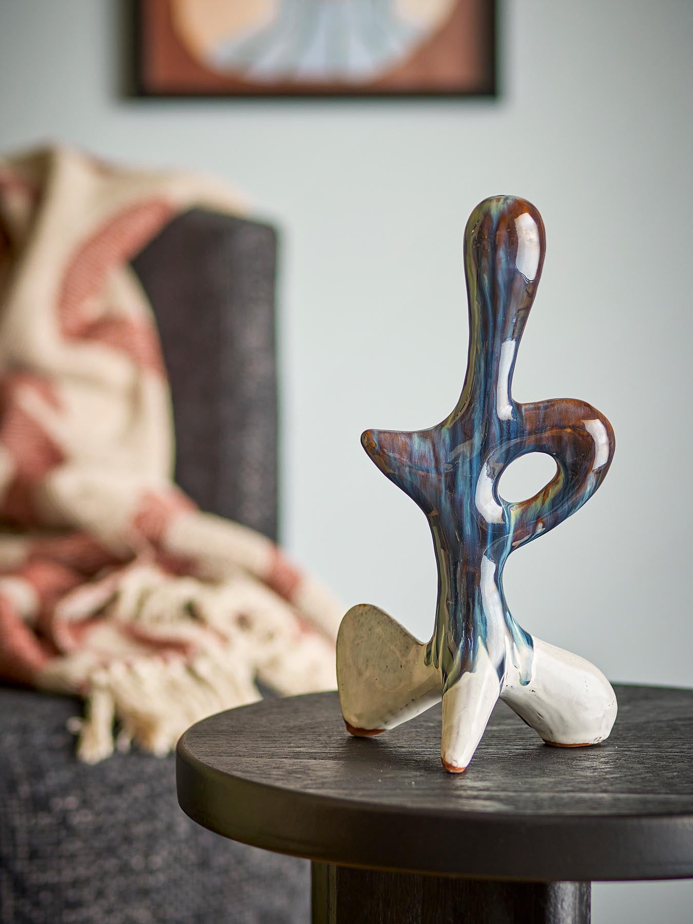 Entdecken Sie die handgefertigte Harlan Deko von Bloomingville – ein einzigartiges Steingut-Objekt in lebendigen Blau- und Brauntönen.