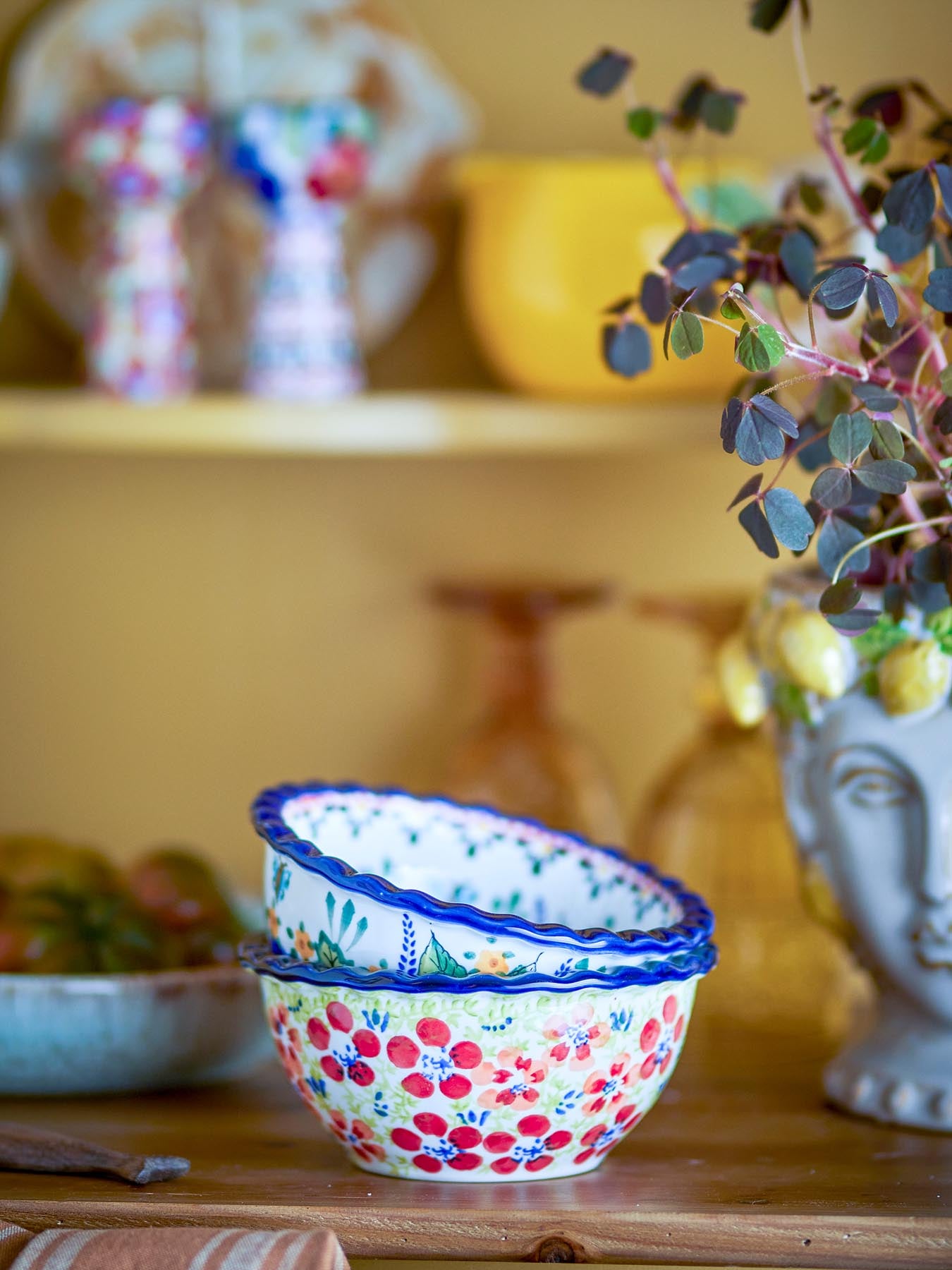 Bringen Sie Farbe in Ihr Zuhause mit der handgefertigten roten Florist Schale aus Steingut von Creative Collection. Ideal für Snacks und Dekoration!