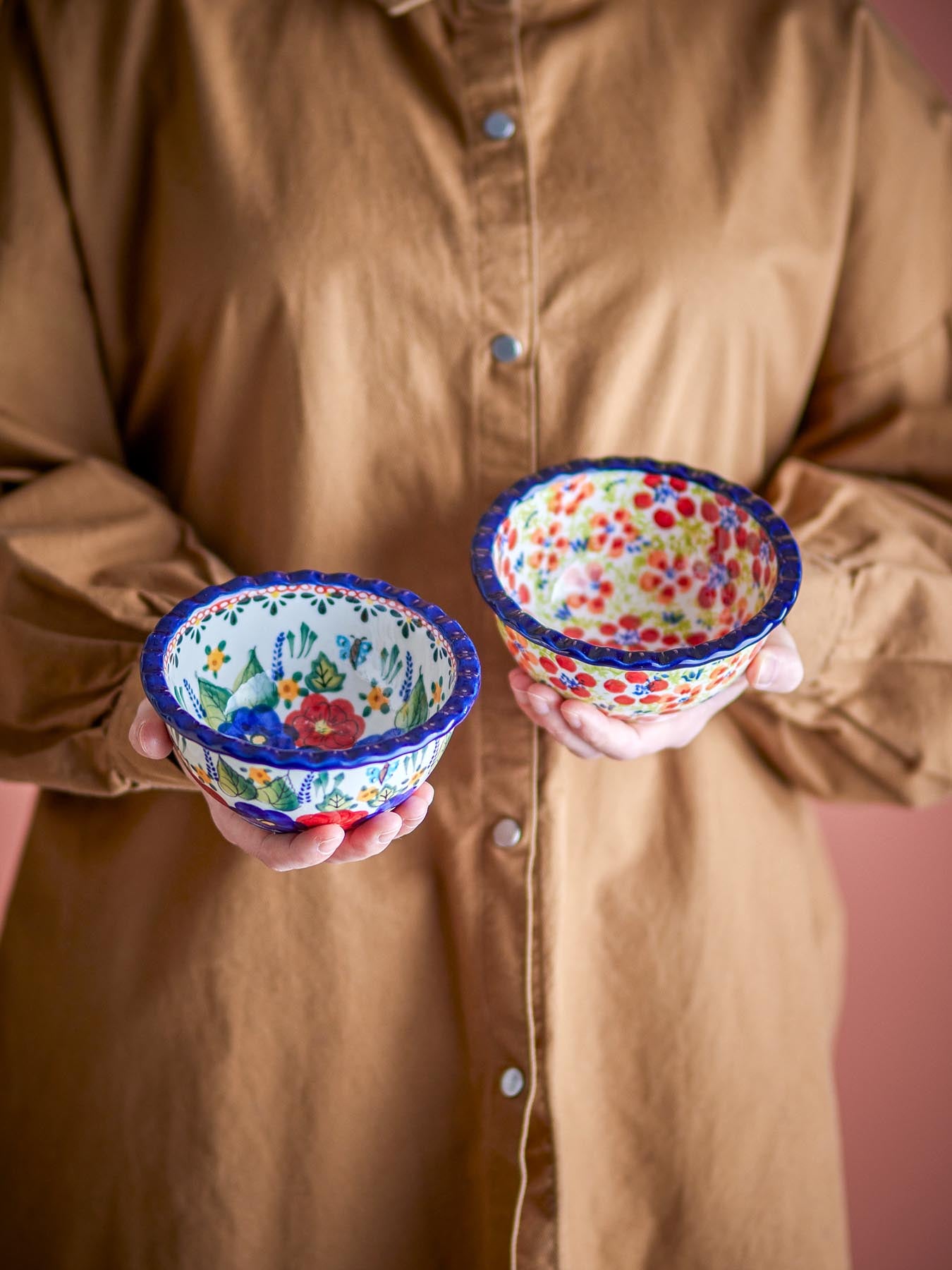 Verleihen Sie Ihrem Tisch mit der roten Florist Schale aus Steingut von Creative Collection einen Hauch von Eleganz. Perfekt für Snacks und als stilvolle Deko!