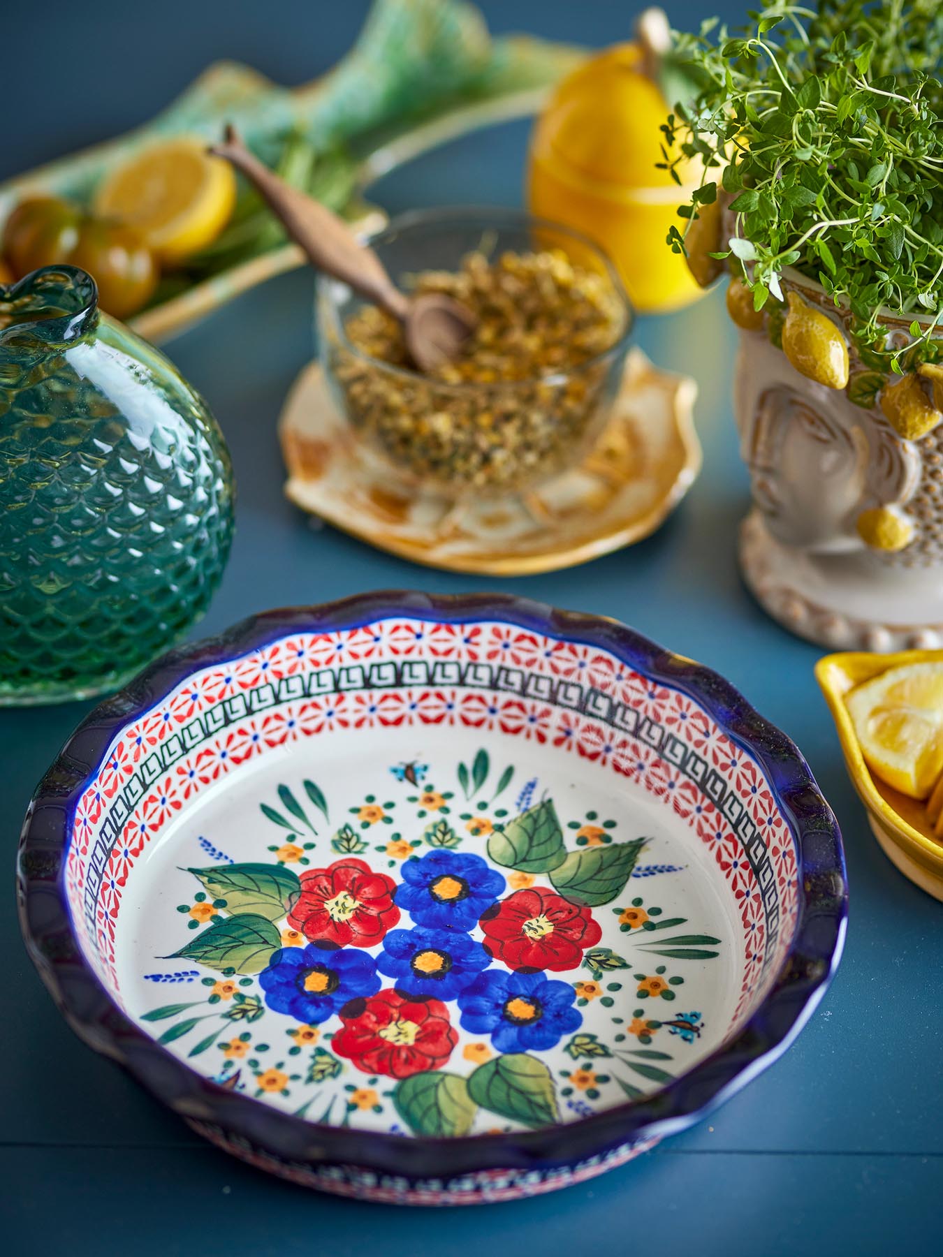 Verleihen Sie Ihrem Tisch mit der roten Florist Schale aus Steingut von Creative Collection einen Hauch von Eleganz. Perfekt für Snacks und als stilvolle Deko!