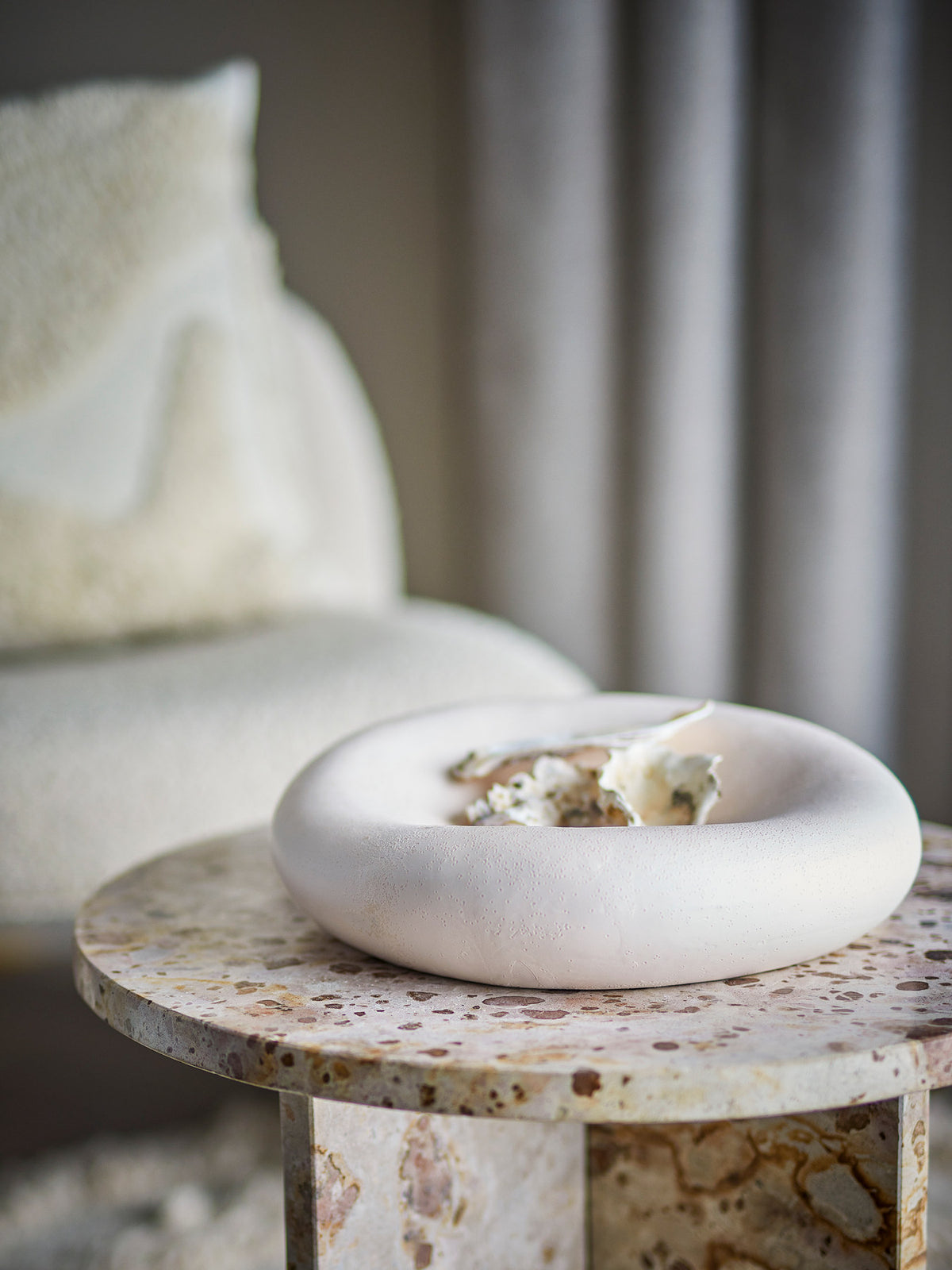 Audra Schale, Weiss, Steingut in Weiss präsentiert im Onlineshop von KAQTU Design AG. Schale ist von Bloomingville