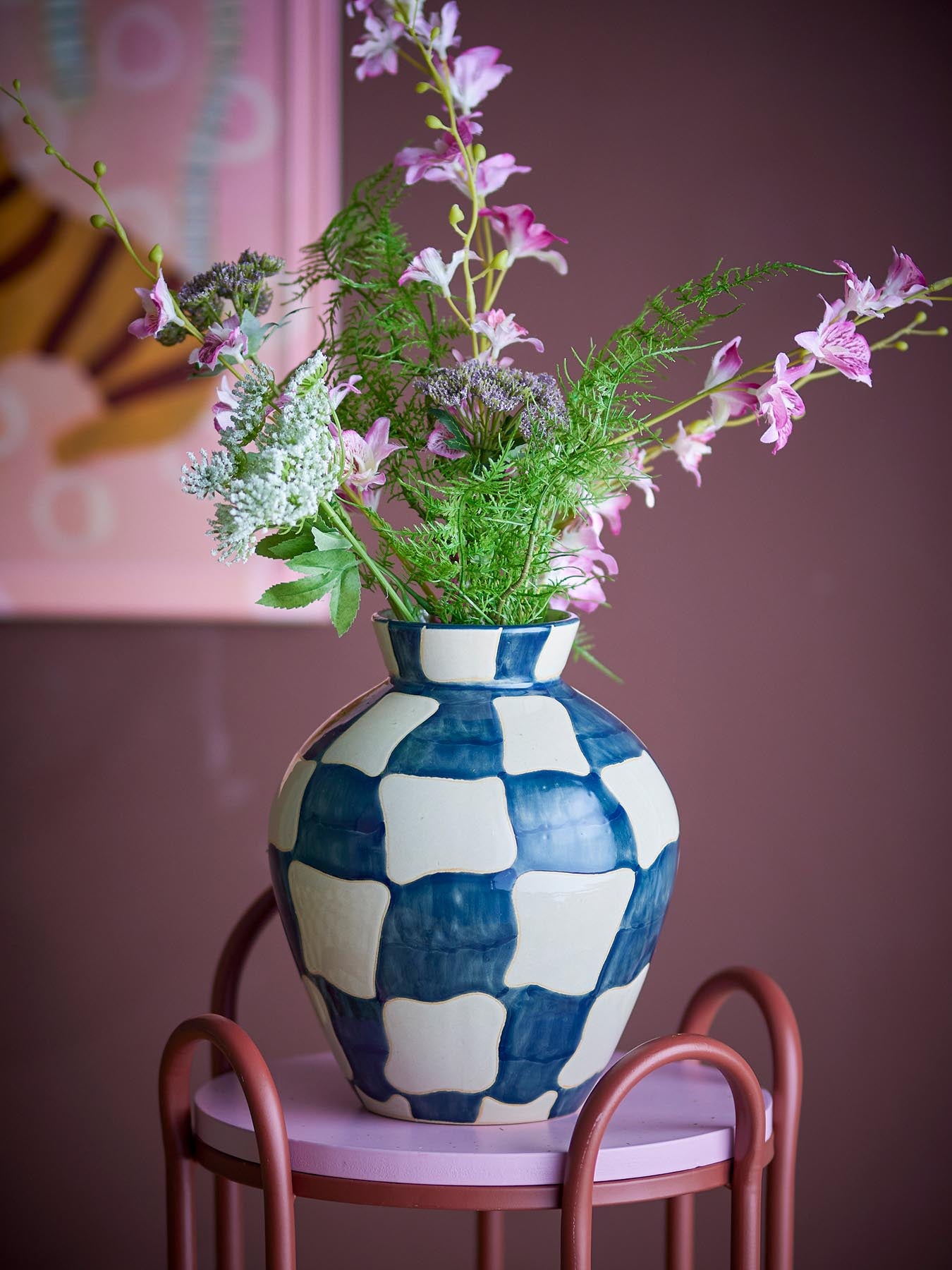 Entdecken Sie die handgefertigte Check Vase von Bloomingville in Blau. Einzigartiges Design aus Steingut, ideal für stilvolle Akzente in Ihrem Zuhause.