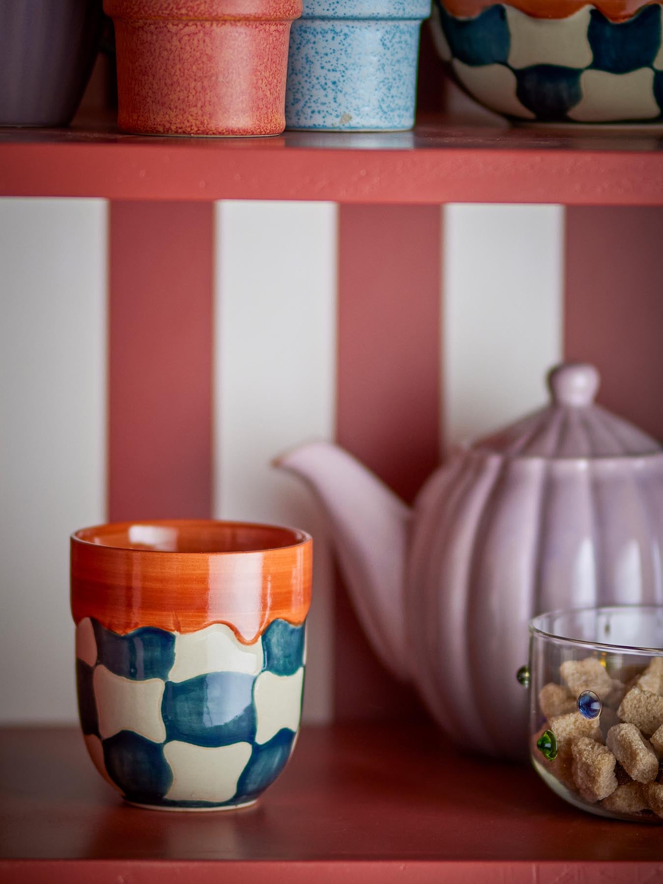 Entdecken Sie die handbemalte Check Tasse von Bloomingville in Blau. Stilvolles Steingut-Design für jeden Anlass – ideal für Kaffeeliebhaber!