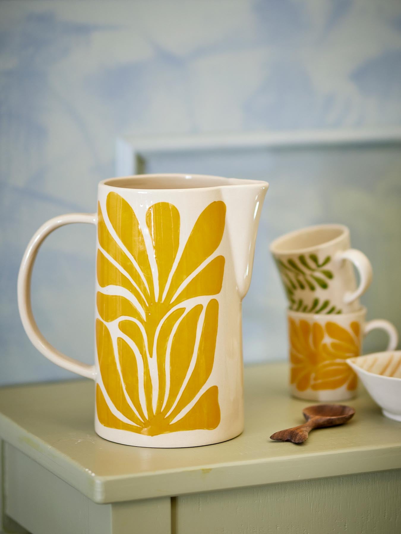 Entdecken Sie den einzigartigen Fauni Krug in Gelb aus Steingut – ein handgefertigtes Kunstwerk, das Ihr Zuhause stilvoll bereichert.