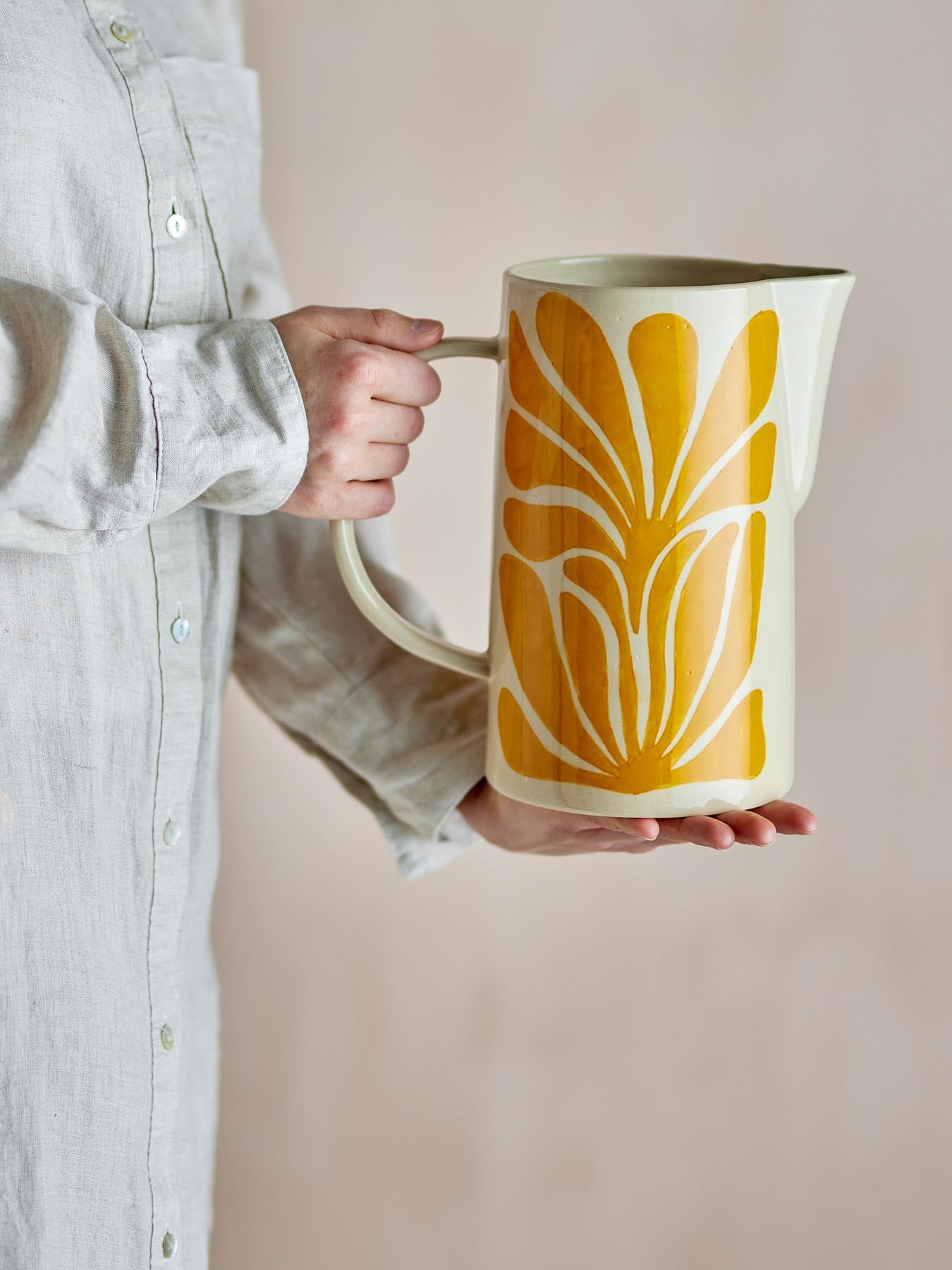 Entdecken Sie den einzigartigen Fauni Krug in Gelb aus Steingut – ein stilvolles Kunstwerk, das jedem Raum Wärme und Charakter verleiht.