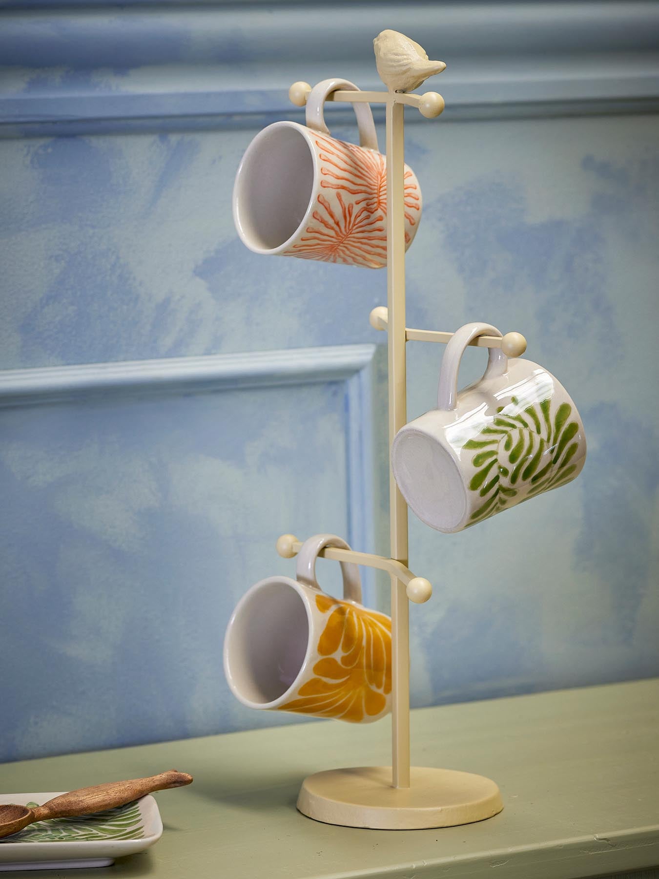 Entdecken Sie die handgemachte Fauni Tasse in Gelb von Creative Collection. Stilvolles Steingut, einzigartiges Design und ideal für jeden Tag!
