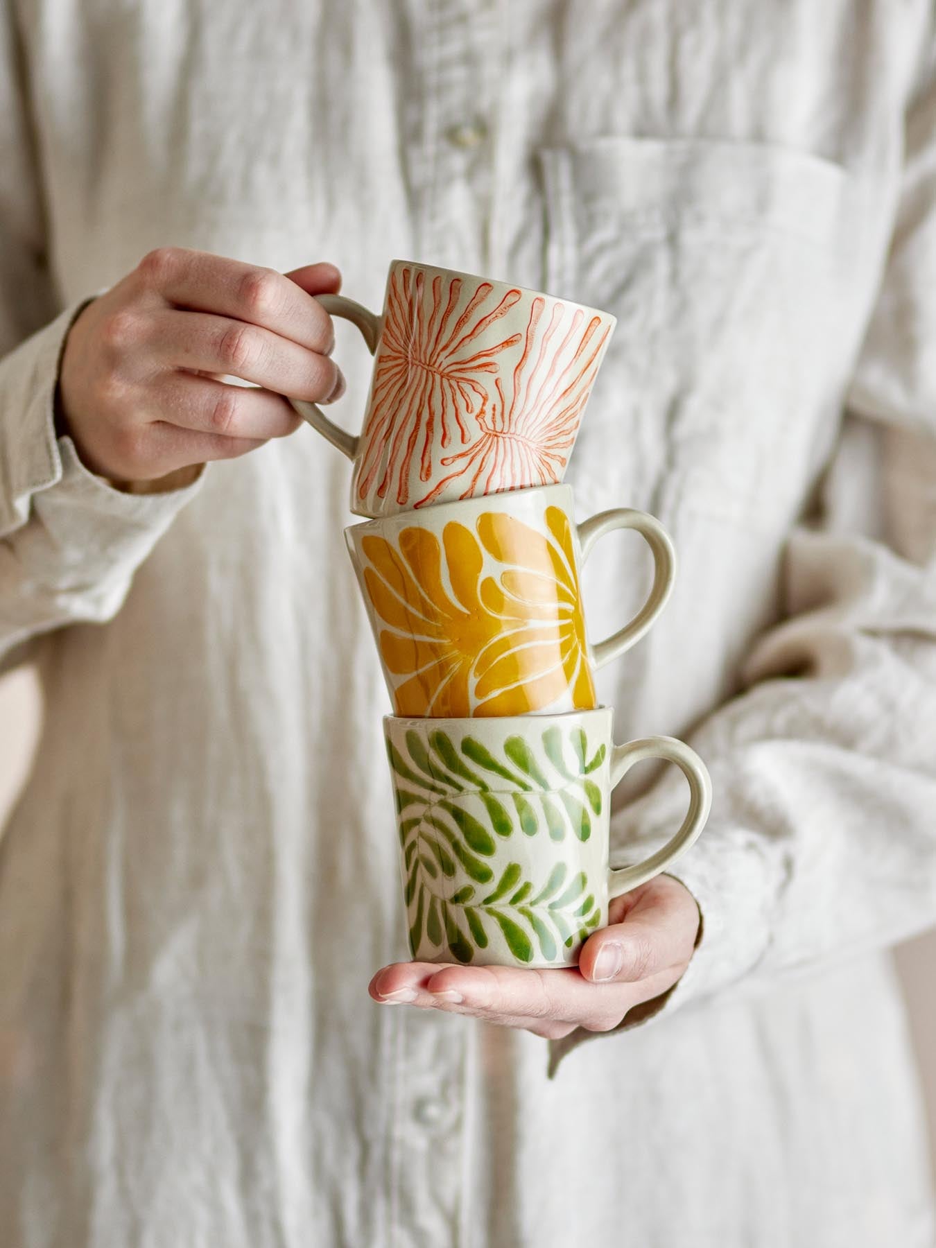 Verleihen Sie Ihrem Tisch mit der handgemalten Fauni Tasse in Gelb von Creative Collection einen Hauch von Eleganz. Ideal für Kaffee und Tee!